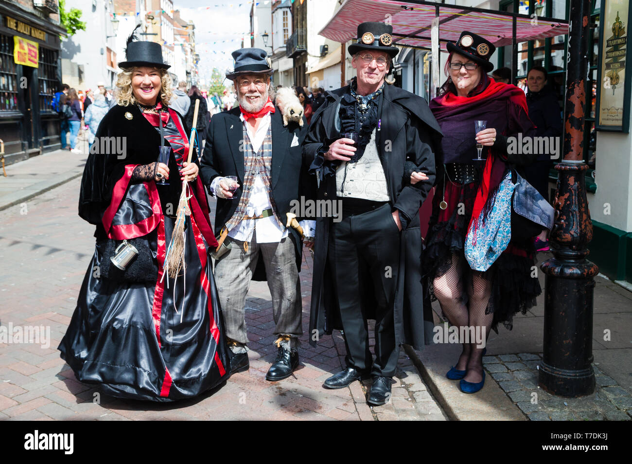 Sweeps Festival Rochester, Kent, Großbritannien. 4. Mai 2019. Eine Gruppe von Männern und Frauen in viktorianischer Kleidung feiert das Festival. Stockfoto