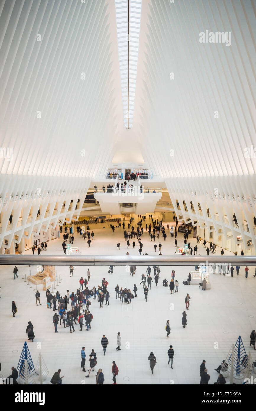 NEW YORK, USA - 23. FEBRUAR 2018: Die architektonische Oculus in der Mitte der Wall Street in Manhattan mit Menschen überfüllt, New York Stockfoto