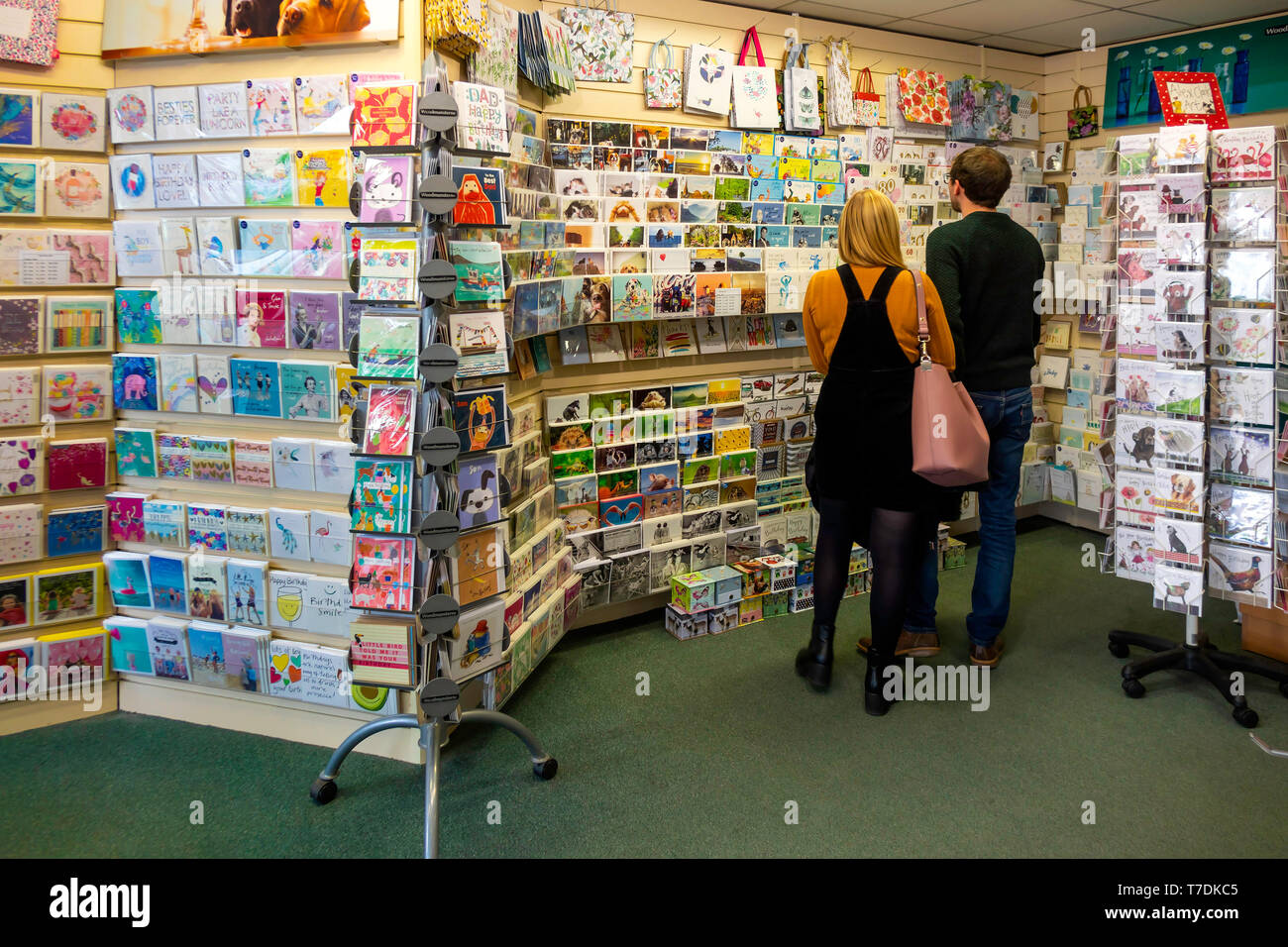 Junges Paar Auswahl Grußkarten in einem Geschäft in North Yorkshire Stockfoto