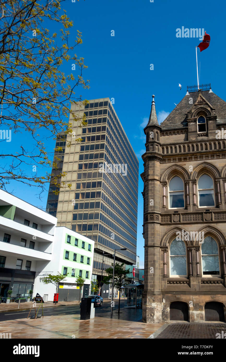 Die Nordwestliche Ecke des Center Square Middlesbrough, Cleveland North Yorkshire mit dem Rathaus und einem Glas Office Block. In der Regel beschäftigt es ruhig ist Stockfoto