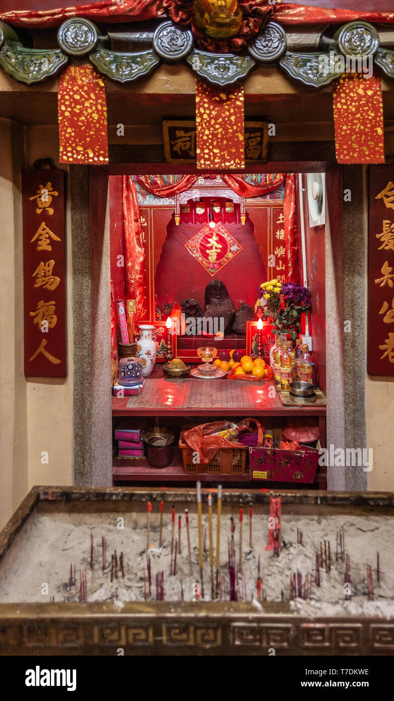 Hong Kong, China - 7. März 2019: das Fischerdorf Tai O. Idol altar in kleinen Taoistischen Heiligtums am Eingang Ost des Dorfes. Rot wie die dominierende Farbe, Stockfoto