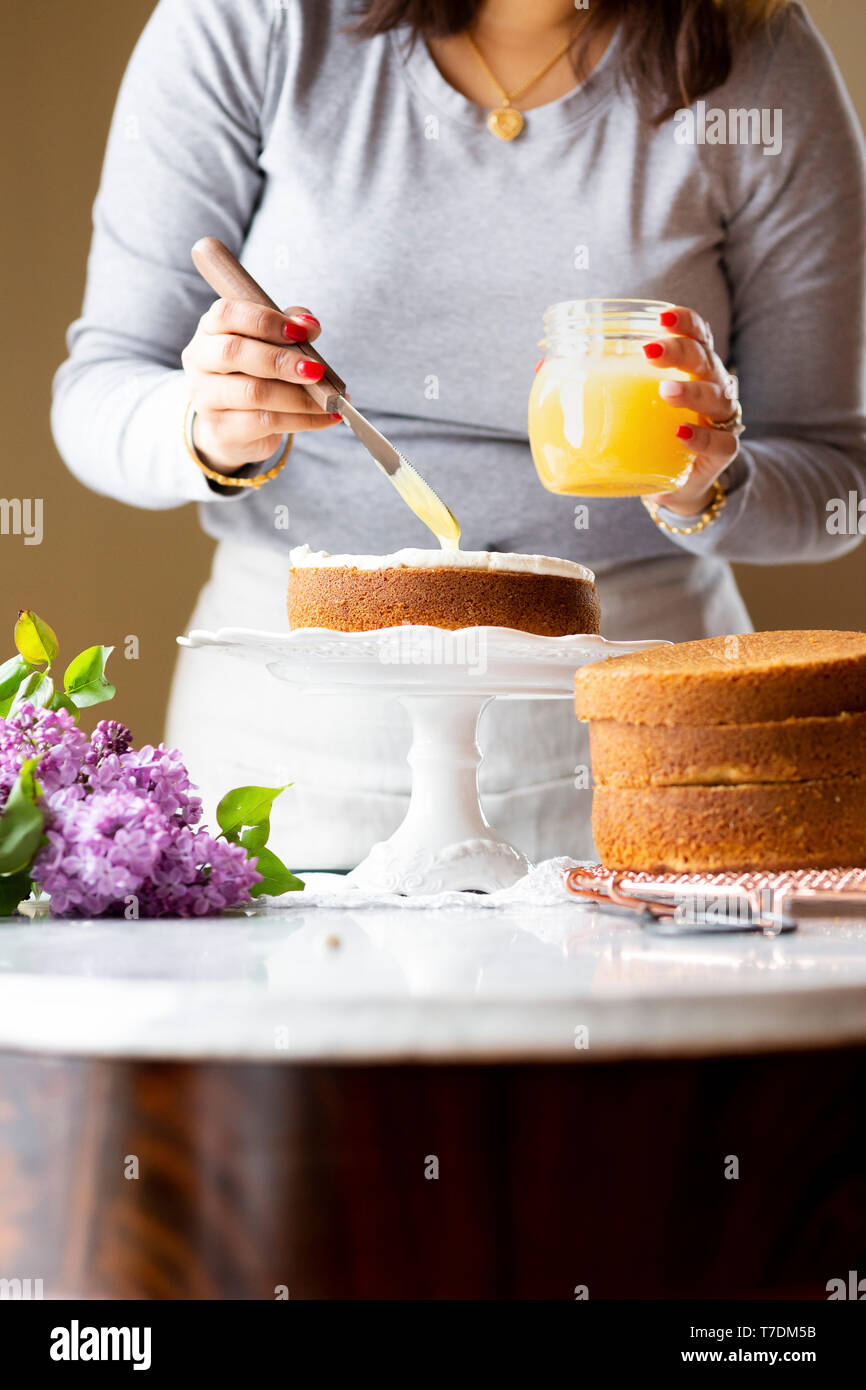 Frau Vorbereitung einen Kuchen Stockfoto