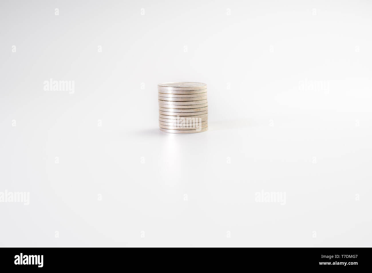 Stapel von Silbermünzen auf weißem Hintergrund, Industrie Stockfoto