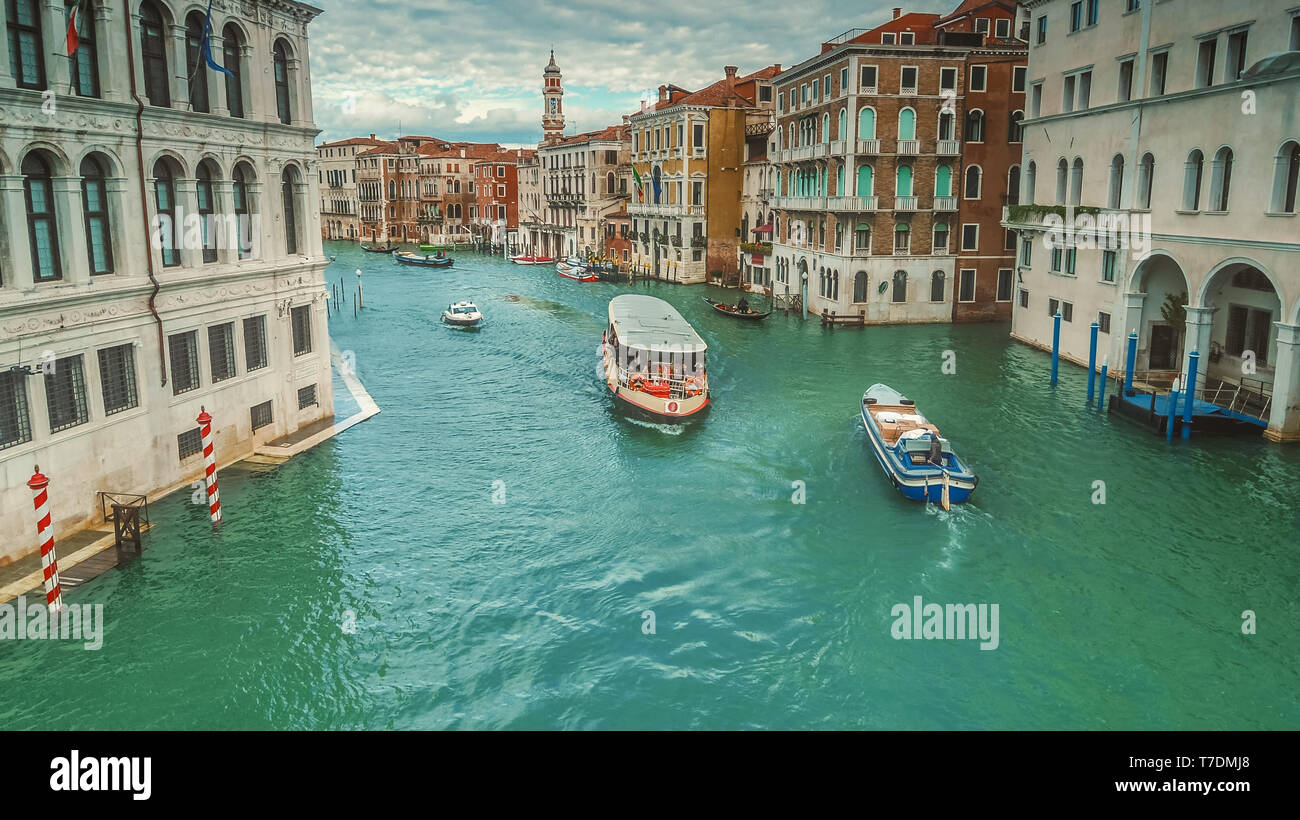 Vaporetto und Architektur, die auf den Canal Grande, Venedig, Italien Stockfoto