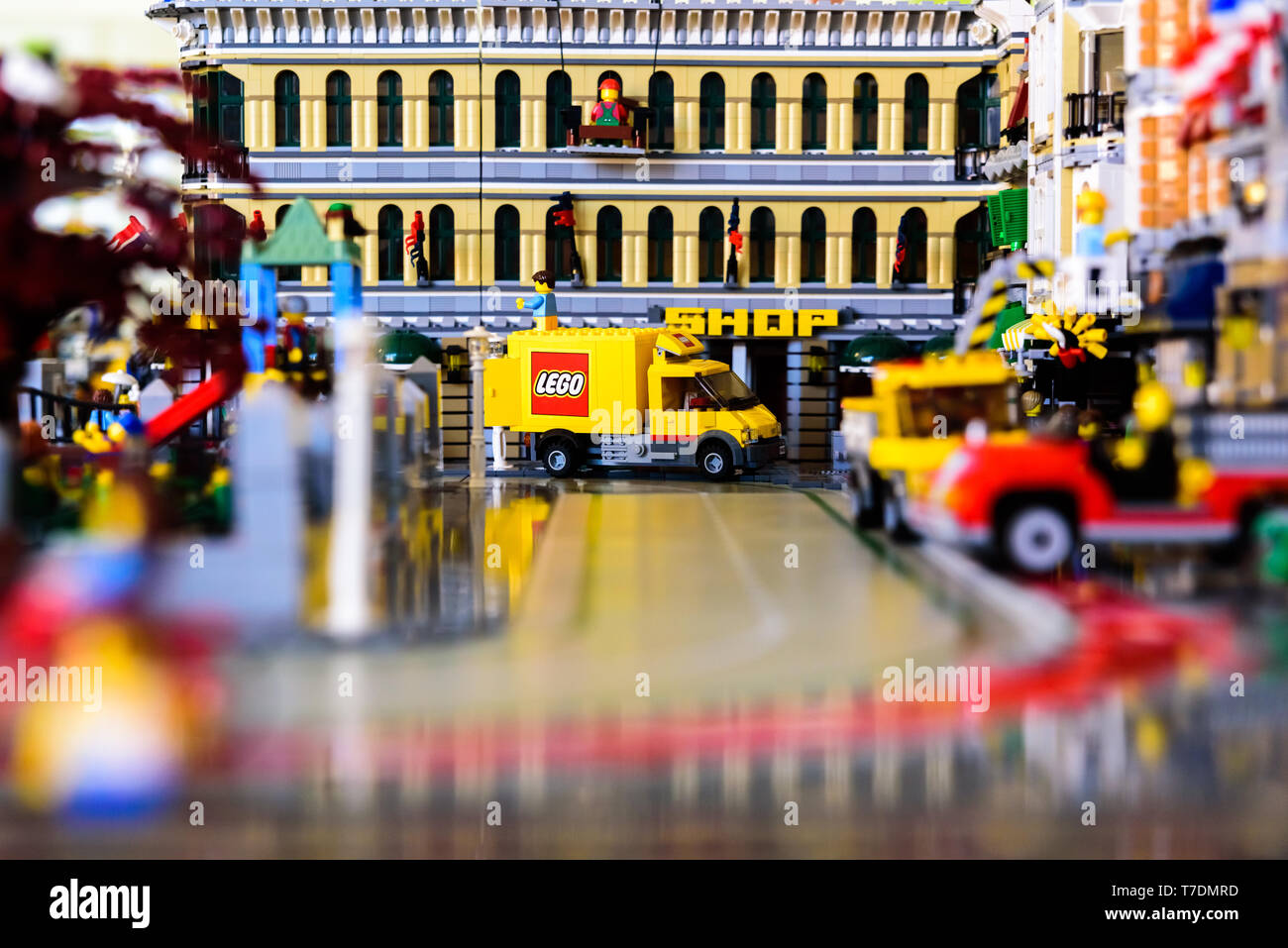 Valencia, Spanien - 13. April 2019: Szene mit LEGO-Steine der Arbeitnehmer  in die täglichen Aufgaben in einer Stadt neu erstellt Stockfotografie -  Alamy