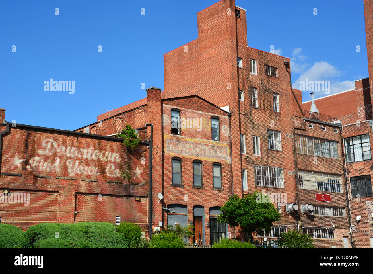 Red brick Lagerhallen in der Innenstadt von Durham, North Carolina. Stockfoto
