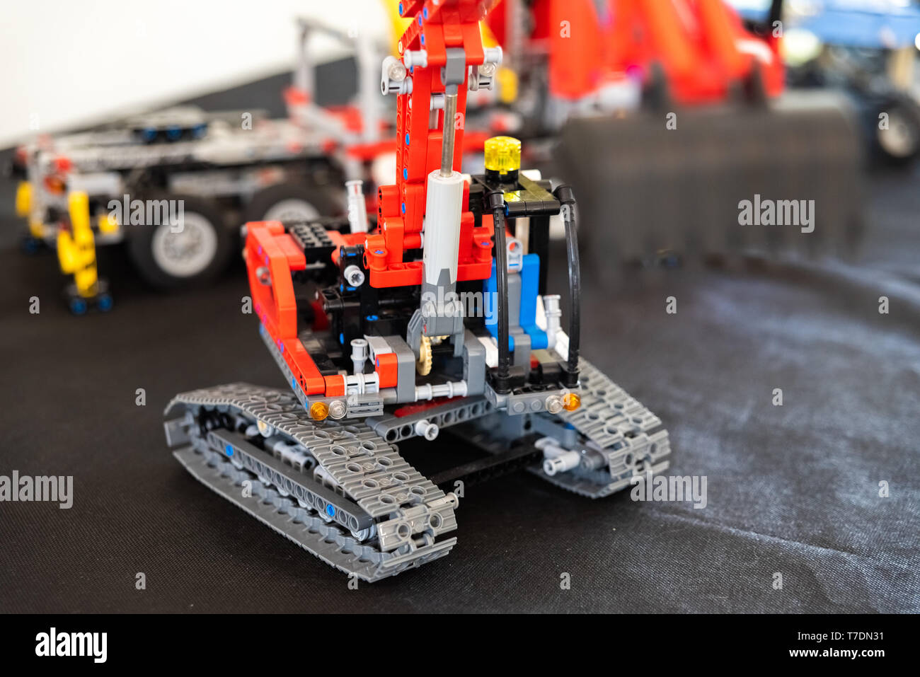 Valencia, Spanien - 3. April 2019: Spielzeug Bagger mit Lego Bausteinen  Stockfotografie - Alamy