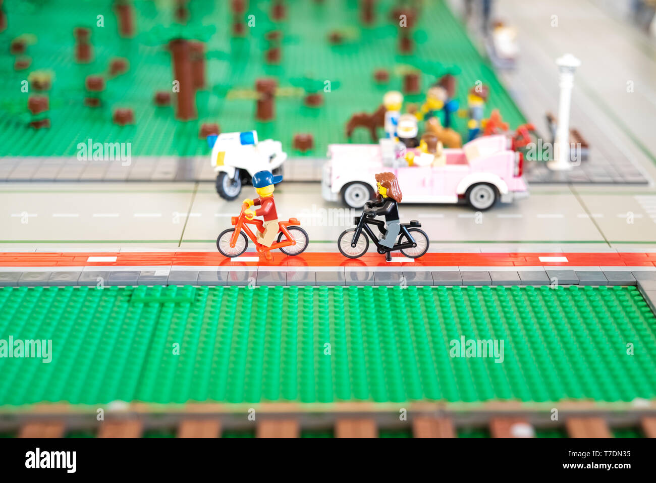 Valencia, Spanien - 3. April 2019: Zwei Lego Figuren der städtischen  Radfahrer, durch die Stadt zu gehen Stockfotografie - Alamy