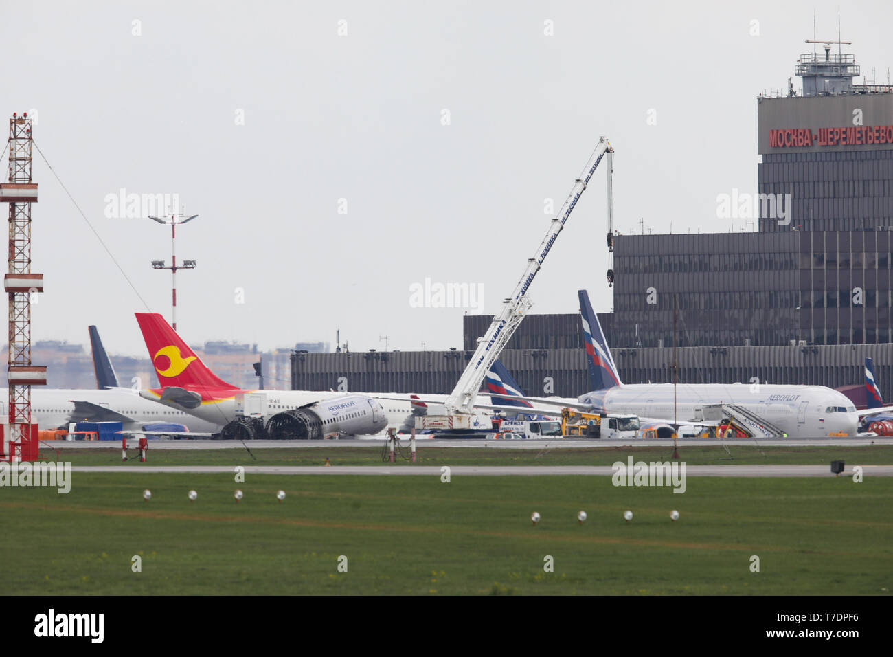 Moskau, Russland. 6. Mai, 2019. Verbrannt Rumpf eines Aeroflot SSJ-100 PKW Flugzeug auf der Rollbahn am internationalen Flughafen Scheremetjewo in Moskau, Russland zu sehen, am 6. Mai 2019. Russlands Untersuchungsausschuss bestätigte Montag, 41 Menschen getötet wurden, nachdem ein SSJ-100 Passagiermaschine auf dem Weg in die nordwestlichen russischen Stadt Murmansk Feuer vor eine Notlandung Sonntag am internationalen Flughafen Scheremetjewo in Moskau gefangen. Quelle: Maxim Chernavsky/Xinhua/Alamy leben Nachrichten Stockfoto