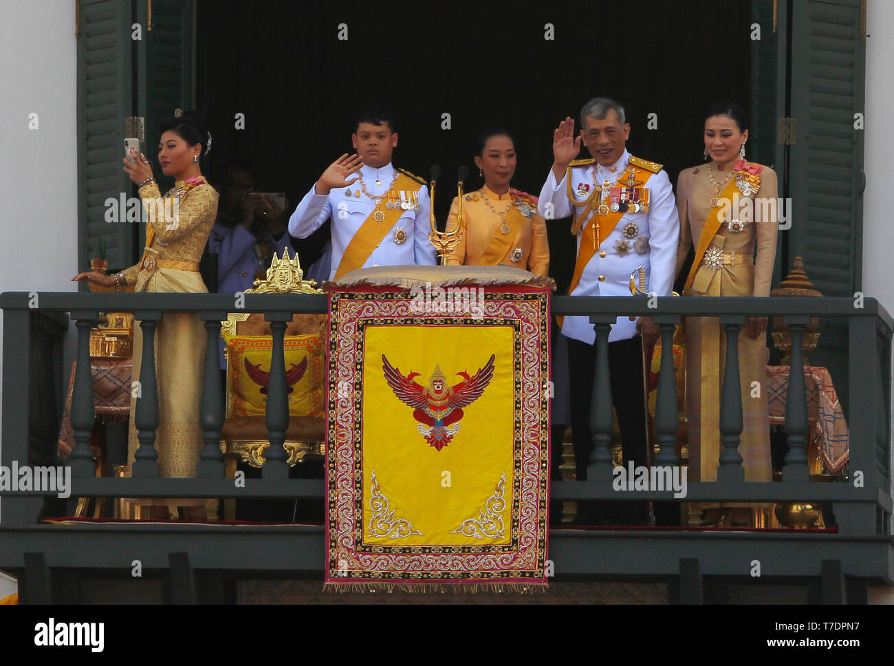 Bangkok, Thailand. 06 Mai, 2019. Mitglieder der thailändischen Königsfamilie (L-R) Prinzessin Sirivannavari Nariratana, Prinz Dipangkorn Bajrakitiyabha Rasmijoti, Prinzessin, König Maha Vajiralongkorn Bodindradebayavarangkun und Königin Suthida erscheinen auf dem Balkon der Suddhaisavarya Prasad Halle des Grand Palace während einer öffentlichen Publikum am letzten Tag seiner Königskrönung in Bangkok. Credit: SOPA Images Limited/Alamy leben Nachrichten Stockfoto