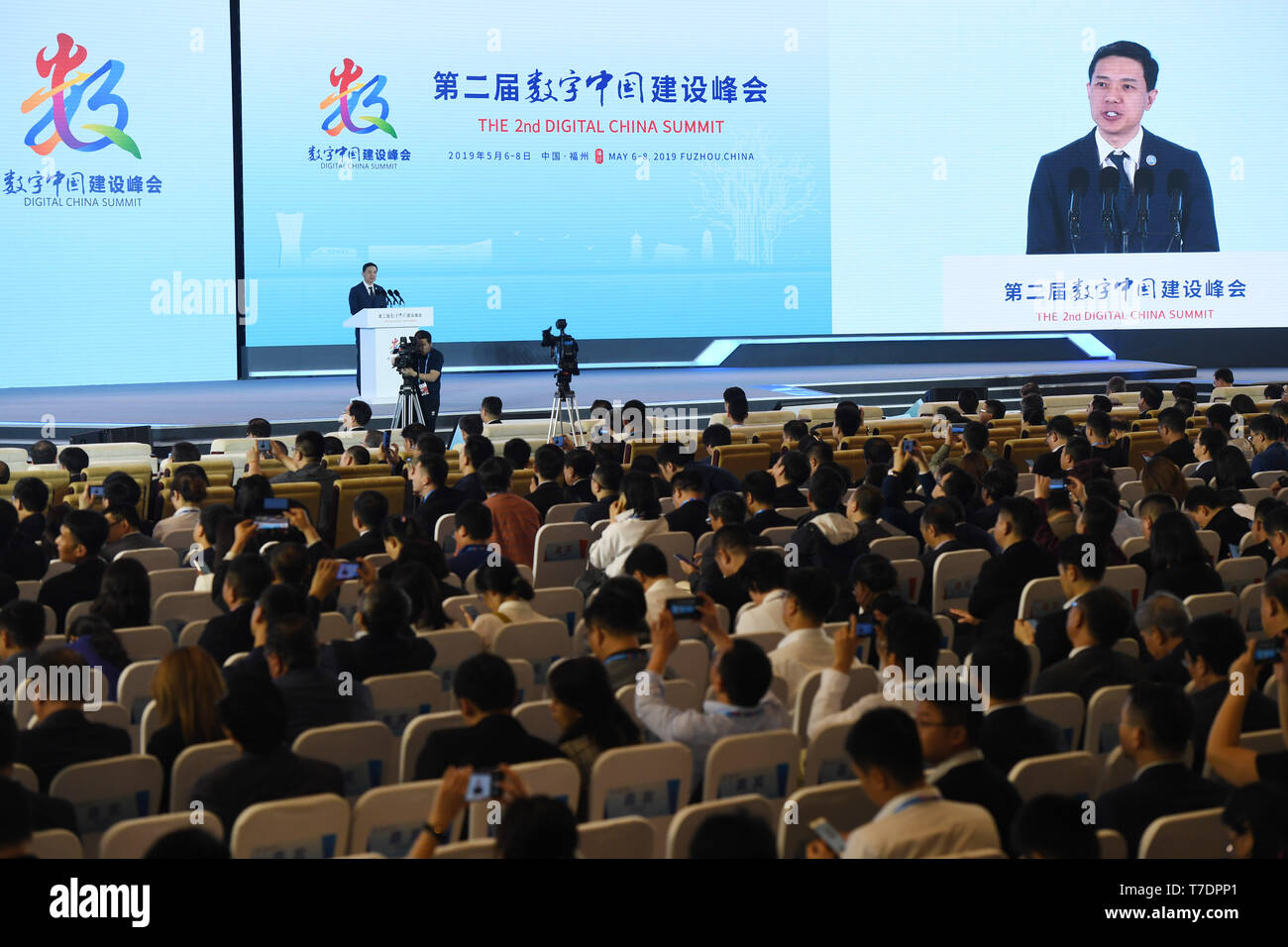 Fuzhou, Provinz Fujian in China. 6. Mai, 2019. Baidu CEO Li Yanhong spricht im Forum der 2. Digital China Gipfel in Fuzhou, Provinz Fujian im Südosten Chinas, 6. Mai 2019. Der Gipfel von Mai 6 bis 8 soll als Plattform für die Ausstellung der chinesischen Politik auf die IT-Entwicklung und Darstellung der Leistungen und Erfahrungen von e-Government und der digitalen Wirtschaft zu dienen. Credit: Song Weiwei/Xinhua/Alamy leben Nachrichten Stockfoto