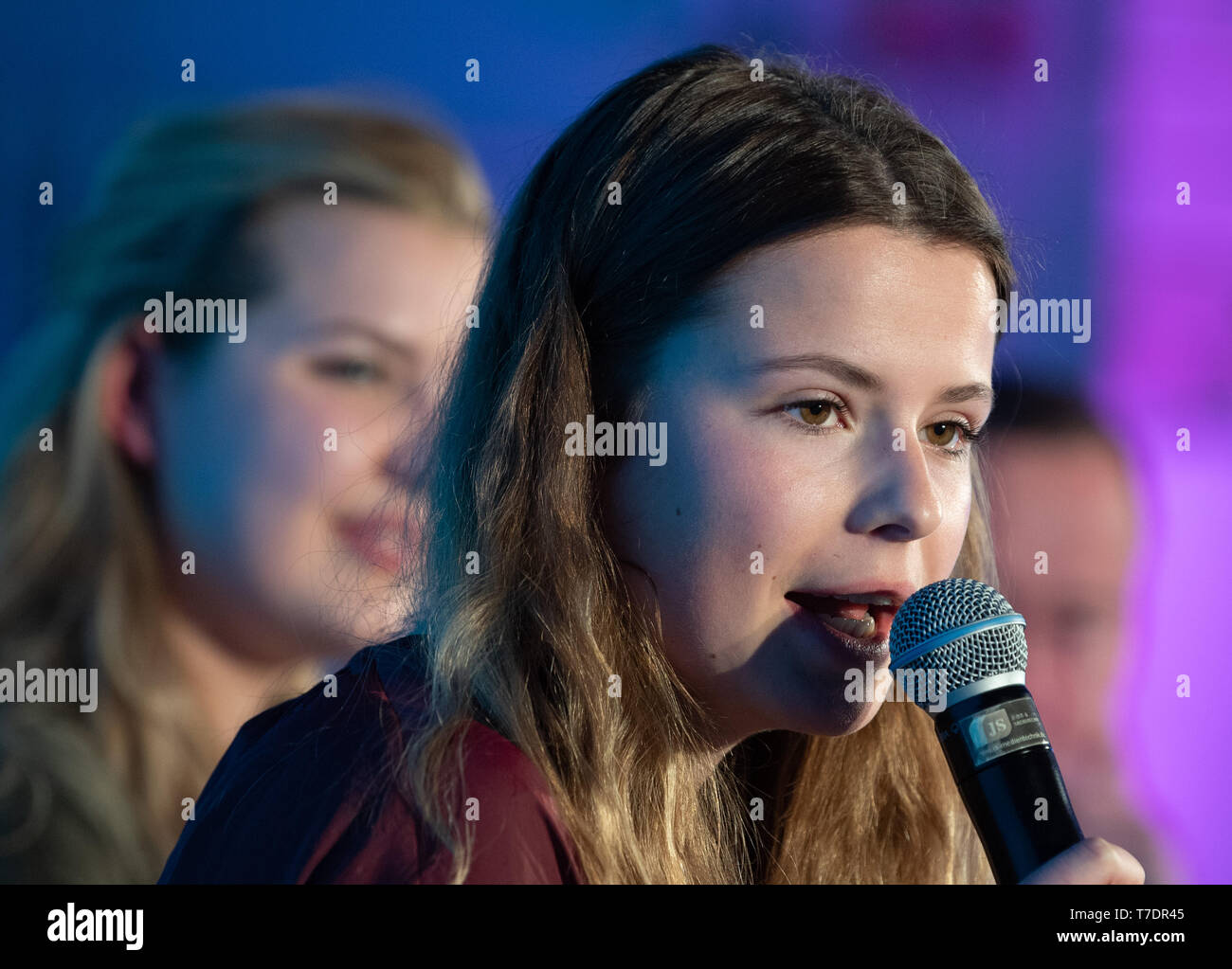 Berlin, Deutschland. 06 Mai, 2019. Luisa Neubauer (r), Deutschen Klimaschutz Aktivist und Teil der Deutschen "Freitags für Zukunft" Bewegung, wird im Internet Konferenz sprechen: publica" an einer Podiumsdiskussion über 'Gegenmacht und Legitimation" neben Elena Pöschl, Neuköllner vermietung Aktivist. Credit: Soeren Stache/dpa/Alamy leben Nachrichten Stockfoto