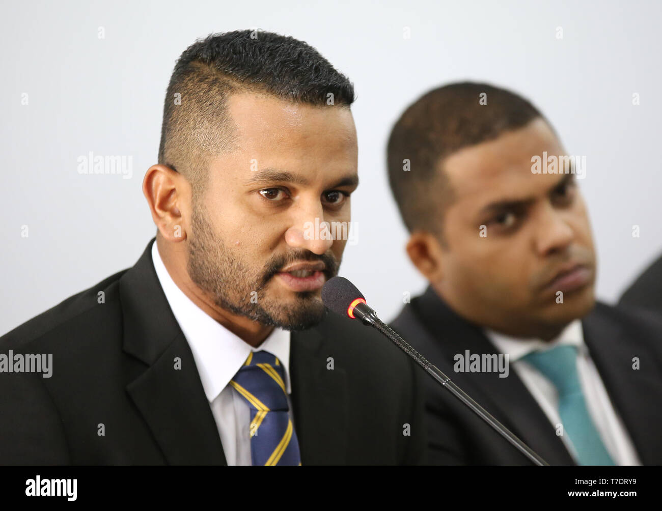 Colombo, Sri Lanka. 6. Mai, 2019. Sri Lankan Kapitän Dimuth Karunaratne spricht auf einer Pressekonferenz im Vorfeld der ICC Cricket World Cup 2019 in Colombo am 6. Mai 2019. Credit: Pradeep Dambarage/ZUMA Draht/Alamy leben Nachrichten Stockfoto