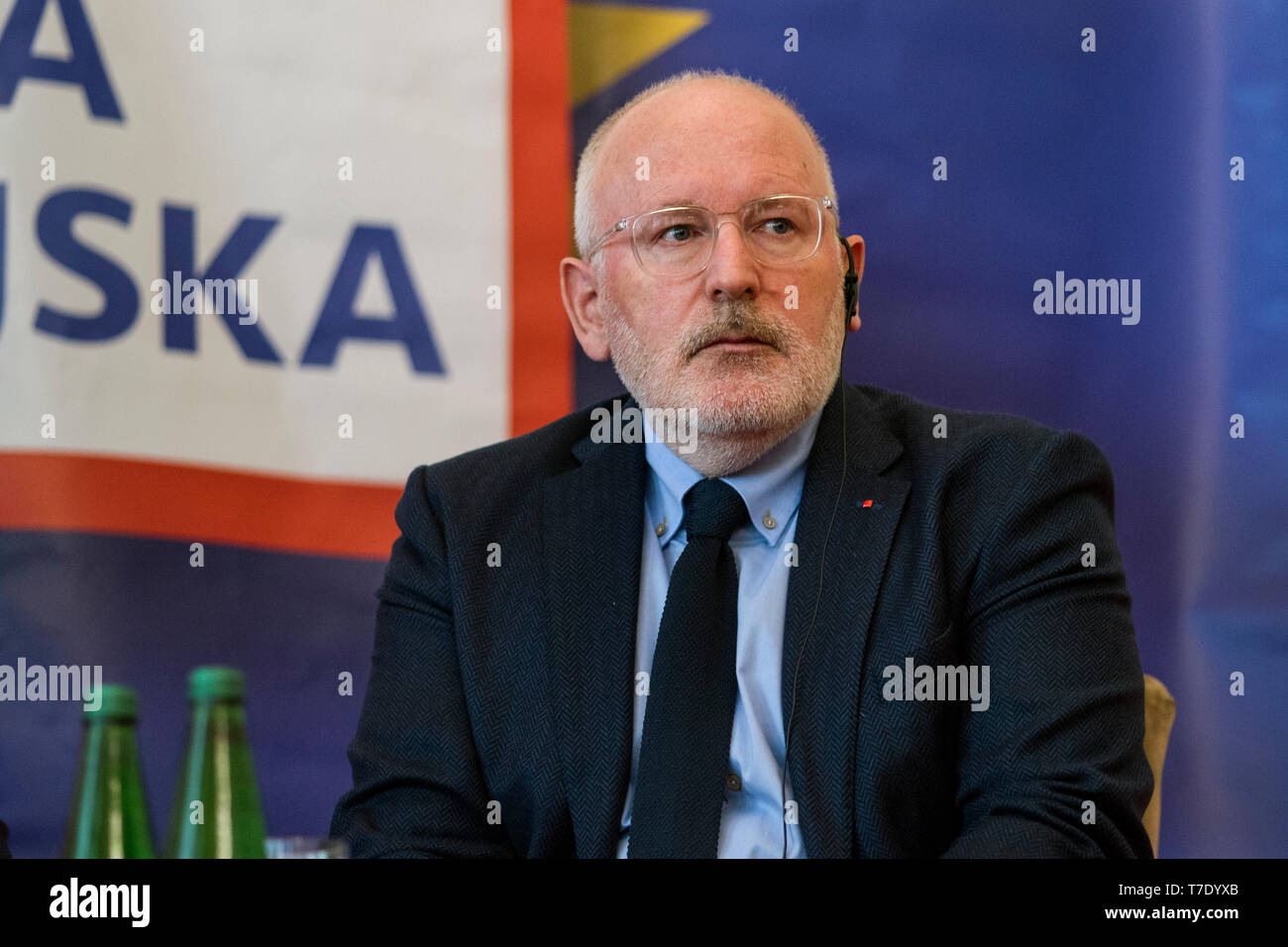 Frans Timmermans während der Aussprache in Warschau zu sehen. Frans Timmermans, der Vizepräsident der Europäischen Kommission, zu einem Besuch nach Polen. Zusammen mit Wlodzimierz Cimoszewicz, ex-Minister für Auswärtige Angelegenheiten und Aleksander Kwasniewski, der ehemalige Präsident von Polen, sie waren heute in Warschau über die Zukunft der Europäischen Union und sozialen Europa. Timmermans unterstützt so Cimoszewicz-Kampagne für das Europäische Parlament. Stockfoto