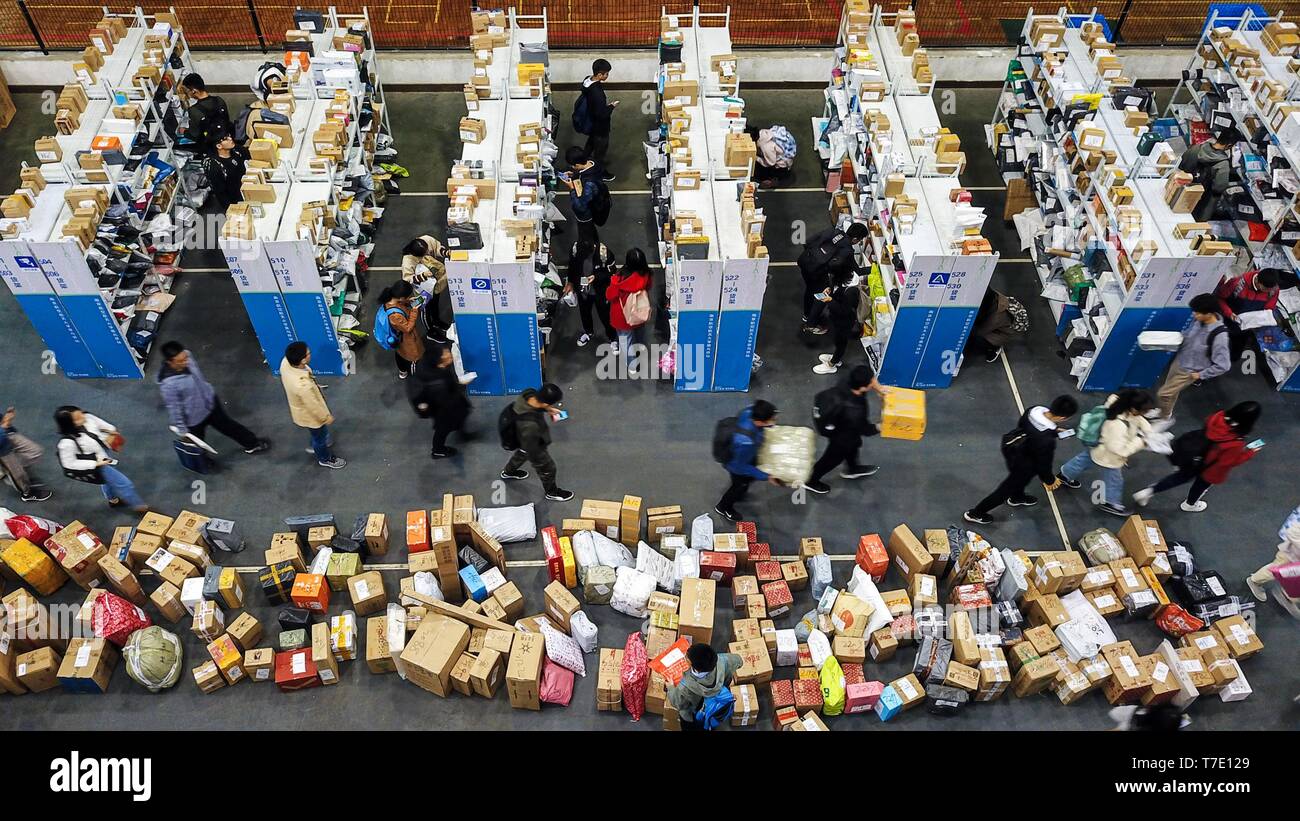 (190507) - Peking, 7. Mai 2019 (Xinhua) - Lehrpersonal und Studenten erhalten ihre Pakete bei einem Make-Sammelstelle in einer Tennishalle in Nanjing Universität für Luft- und Raumfahrt (NUAA) in Nanjing, China Jiangsu Provinz, Nov. 13, 2018. China's digitale Wirtschaft erreichte 31,3 Billionen Yuan (4,6 Billionen US-Dollar) im Jahr 2018, was einem Anteil von 34,8 Prozent des BIP des Landes, nach einem Bericht des Cyberspace Verwaltung von China am Montag freigegeben wurde. Bei den laufenden 2. Digital China Gipfel in der Stadt des südöstlichen China von Fuzhou, der Bericht vorgestellt. Stockfoto