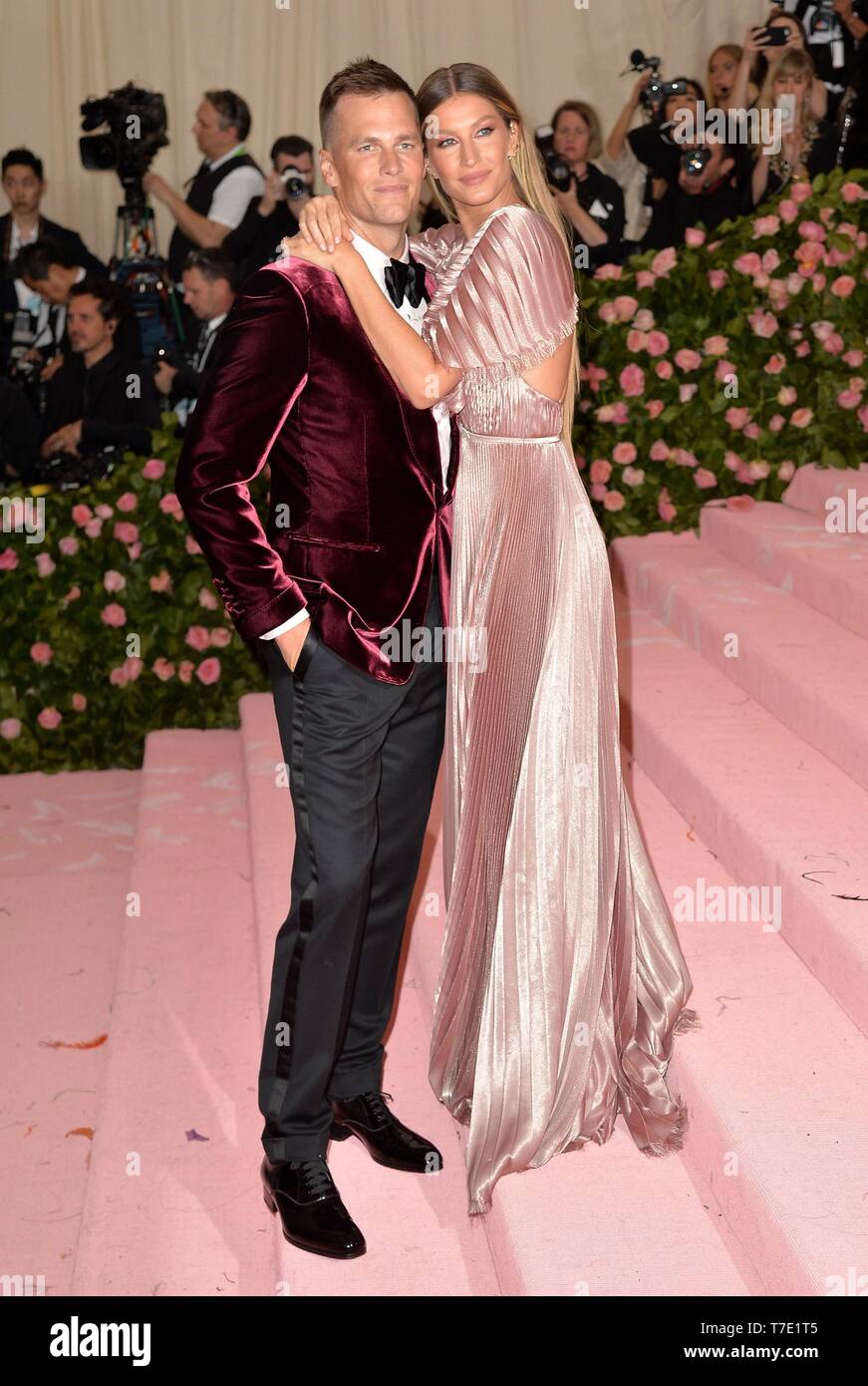 New York, NY, USA. 6. Mai, 2019. Tom Brady und Gisele Bundchen in der Ankunftshalle für Lager: Hinweise auf Fashion Met Gala Kostüm Institut jährlicher Nutzen - Teil 3 im Metropolitan Museum of Art, New York, NY, 6. Mai 2019. Credit: Everett Collection Inc/Alamy leben Nachrichten Stockfoto