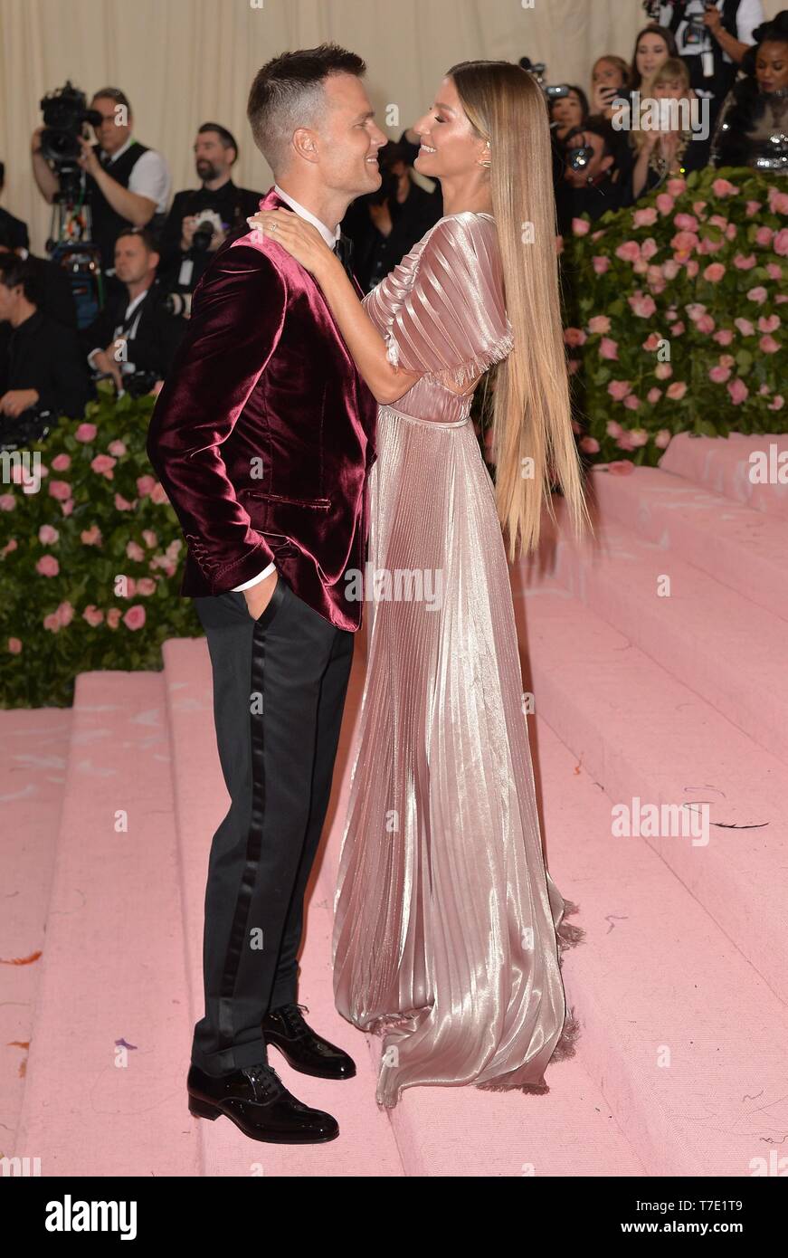 New York, NY, USA. 6. Mai, 2019. Tom Brady und Gisele Bundchen in der Ankunftshalle für Lager: Hinweise auf Fashion Met Gala Kostüm Institut jährlicher Nutzen - Teil 3 im Metropolitan Museum of Art, New York, NY, 6. Mai 2019. Credit: Everett Collection Inc/Alamy leben Nachrichten Stockfoto