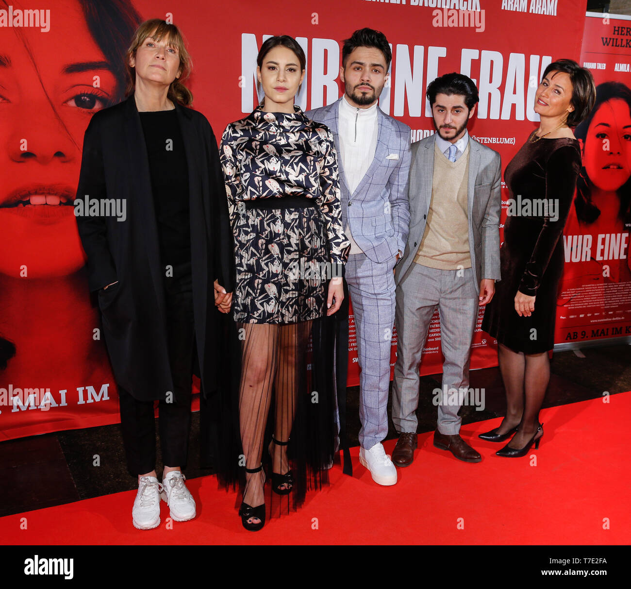 Berlin, Deutschland. 06 Mai, 2019. Sherry Hormann, Almila Bagriacik, Aram Arami, Rauand Taleb und Sandra Maischberger (LR) als Gäste bei der Premiere von "Nur eine Frau" im Kino International. Kinostart des Films ist der 9.5.2019. | Verwendung der weltweiten Kredit: dpa/Alamy leben Nachrichten Stockfoto