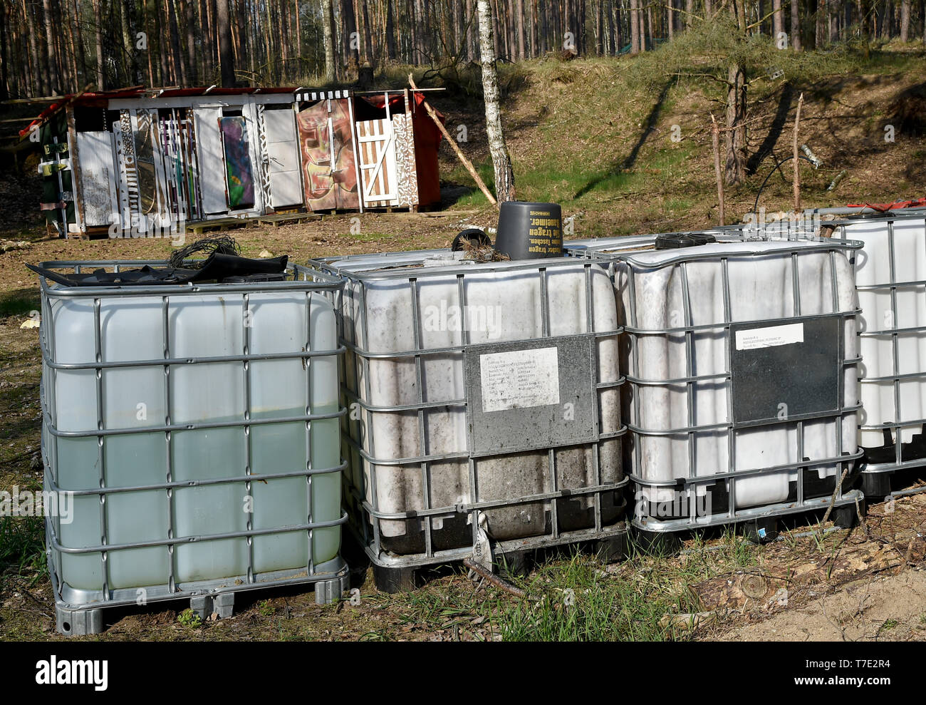 Protzel Ot Harnekop, Deutschland. 06 Apr, 2019. 06.04.2019, Brandenburg, protzel Ot Harnekop: Dusche und WC Anlage erinnert an die Camping Nutzung der Gelände oberhalb der Atombunker der Harnwege. Auf drei Etagen 30 Meter unter der Erde, der DDR-Verteidigungsminister wollte sich mit seinem Obersten Befehlshaber im Falle eines Krieges zu verankern. Der derzeitige Eigentümer hat die Website und die Bunker zu verschiedenen Mietern, die im Streit um die Nutzungsrechte vergeben. Foto: Bernd Settnik/dpa-Zentralbild/ZB | Verwendung weltweit/dpa/Alamy leben Nachrichten Stockfoto