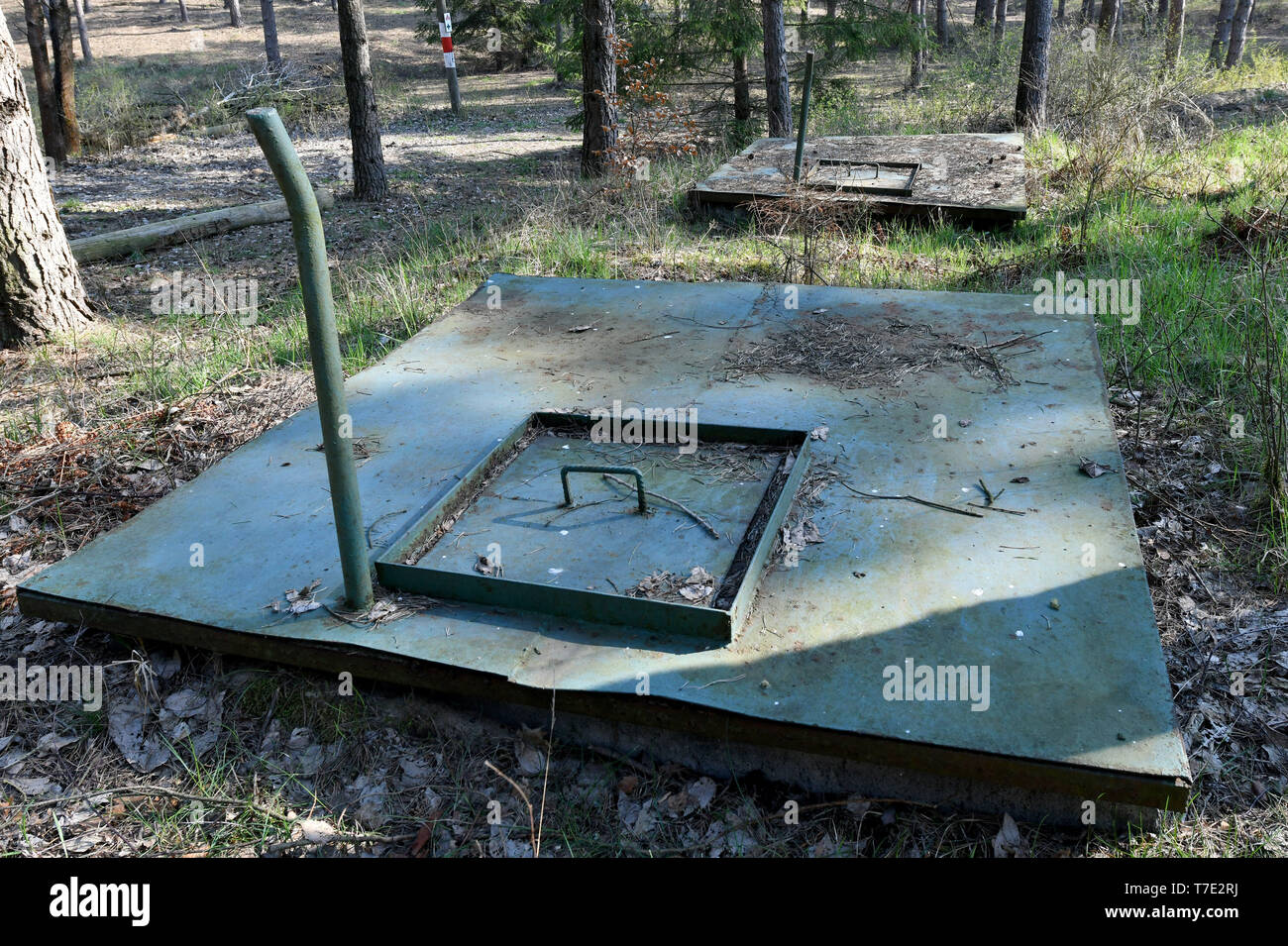 Protzel Ot Harnekop, Deutschland. 06 Apr, 2019. 06.04.2019, Brandenburg, Prototyp Ot Harnekop: Es gibt mehrere Notausgänge auf dem Gelände der Atombunker Harnekop. Auf drei Etagen 30 Meter unter der Erde, der DDR-Verteidigungsminister wollte sich mit seinem Obersten Befehlshaber im Falle eines Krieges zu verankern. Der derzeitige Eigentümer hat die Website und die Bunker zu verschiedenen Mietern, die im Streit um die Nutzungsrechte vergeben. Foto: Bernd Settnik/dpa-Zentralbild/ZB | Verwendung weltweit/dpa/Alamy leben Nachrichten Stockfoto
