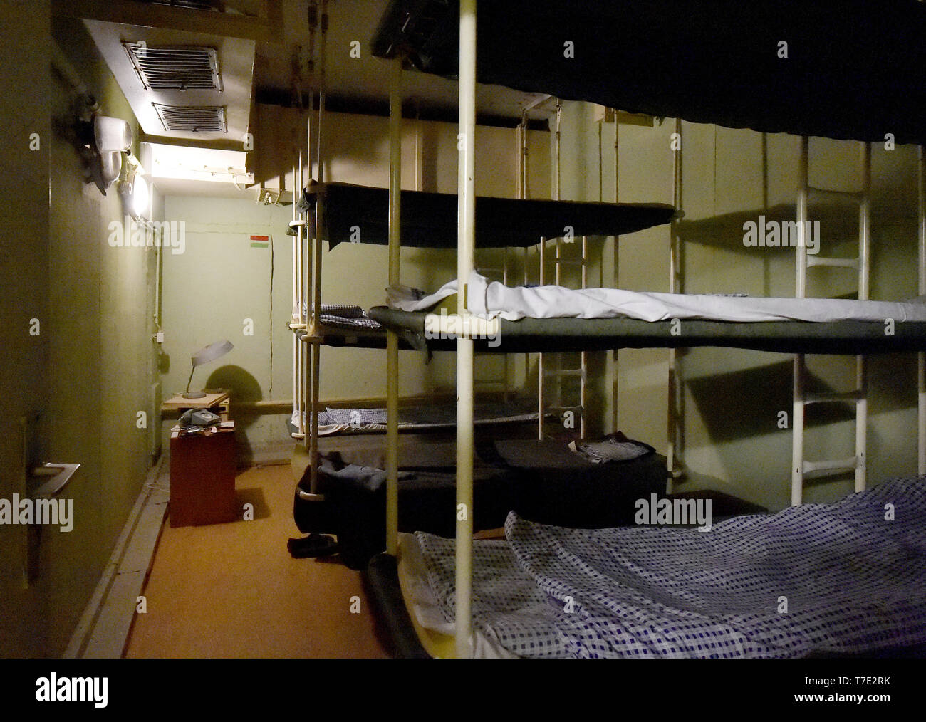 Protzel Ot Harnekop, Deutschland. 06 Apr, 2019. 06.04.2019, Brandenburg, protzel Ot Harnekop: Notfall Kit steht im Bunker Harnekop im Medical Center auf einem Bett. Auf drei Etagen 30 Meter unter der Erde, der DDR-Verteidigungsminister wollte sich mit seinem Obersten Befehlshaber im Falle eines Krieges zu verankern. Der derzeitige Eigentümer hat die Website und die Bunker zu verschiedenen Mietern, die im Streit um die Nutzungsrechte vergeben. Foto: Bernd Settnik/dpa-Zentralbild/ZB | Verwendung weltweit/dpa/Alamy leben Nachrichten Stockfoto