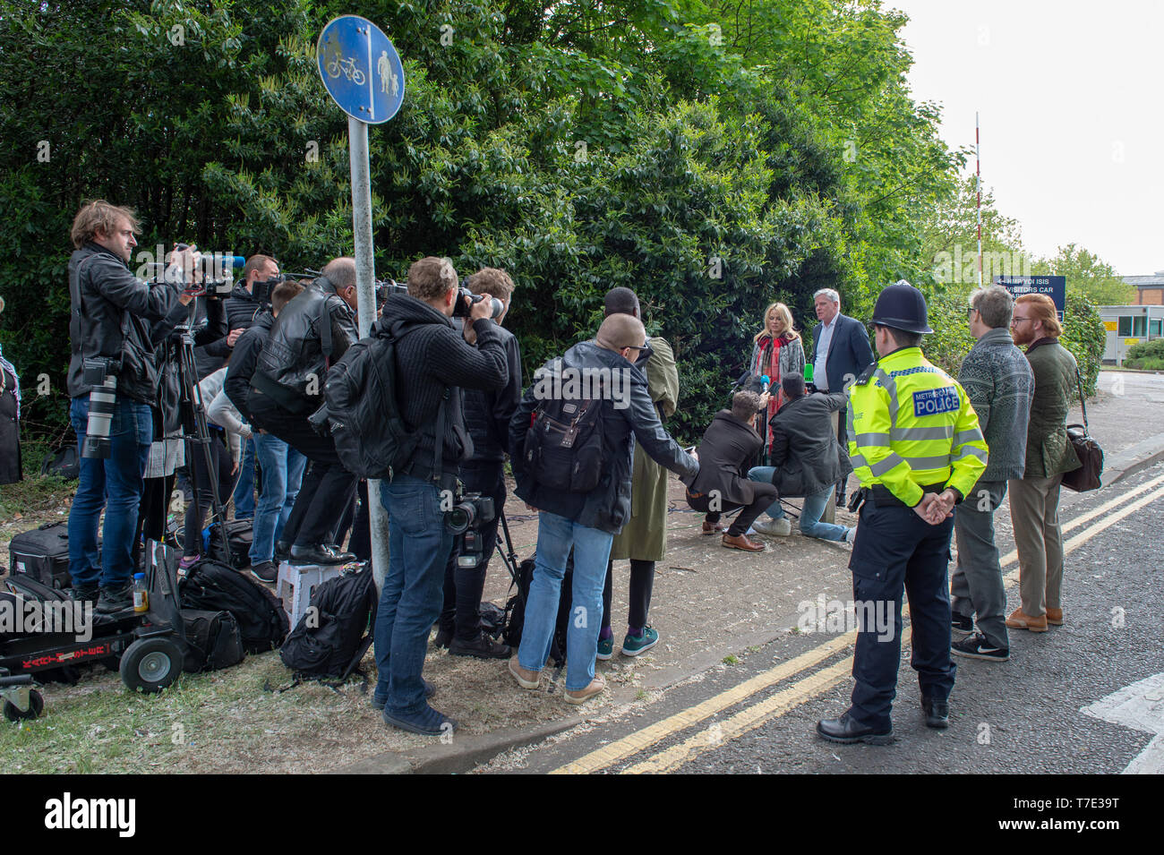 London, Vereinigtes Königreich. 7. Mai 2019. Amerikanischer Schauspieler Pamela Anderson und Wikileaks Journalist Kristinn Hrafnsson besuchen Sie Julian Assange im Belmarsh Prison. Credit: Peter Manning/Alamy leben Nachrichten Stockfoto