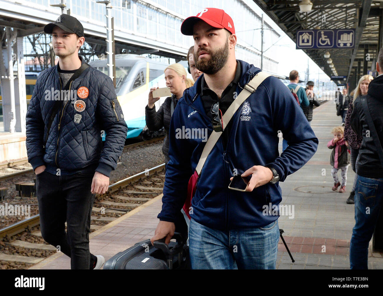 Prag, Tschechische Republik. 07 Mai, 2019. Defender Radko Gudas mit der Tschechischen Eishockey-Nationalmannschaft wich von Prag Hauptbahnhof, der Tschechischen Republik, am Dienstag, 7. Mai 2019 auf die 2019 IIHF Weltmeisterschaft in der Slowakei. Credit: Katerina Sulova/CTK Photo/Alamy leben Nachrichten Stockfoto