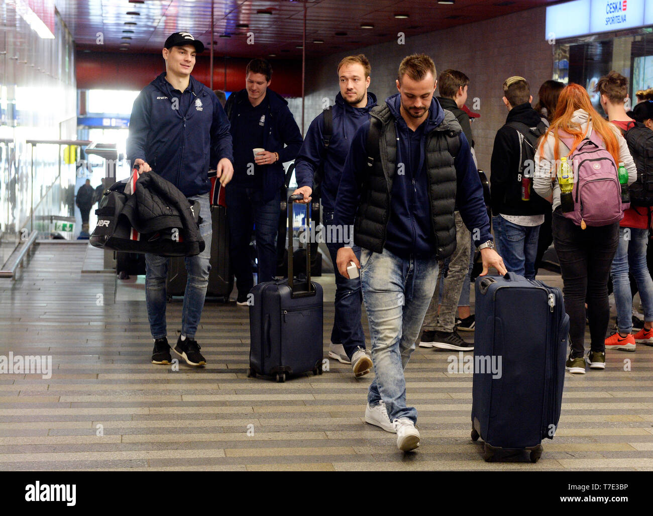 Prag, Tschechische Republik. 07 Mai, 2019. Vorne (von links) David Tomasek, Dmitrij Jaskin, Jan Kovar, Michal Repik mit der Tschechischen Eishockey-Nationalmannschaft wich von Prag Hauptbahnhof, der Tschechischen Republik, am Dienstag, 7. Mai 2019 auf die 2019 IIHF Weltmeisterschaft in der Slowakei. Credit: Katerina Sulova/CTK Photo/Alamy leben Nachrichten Stockfoto