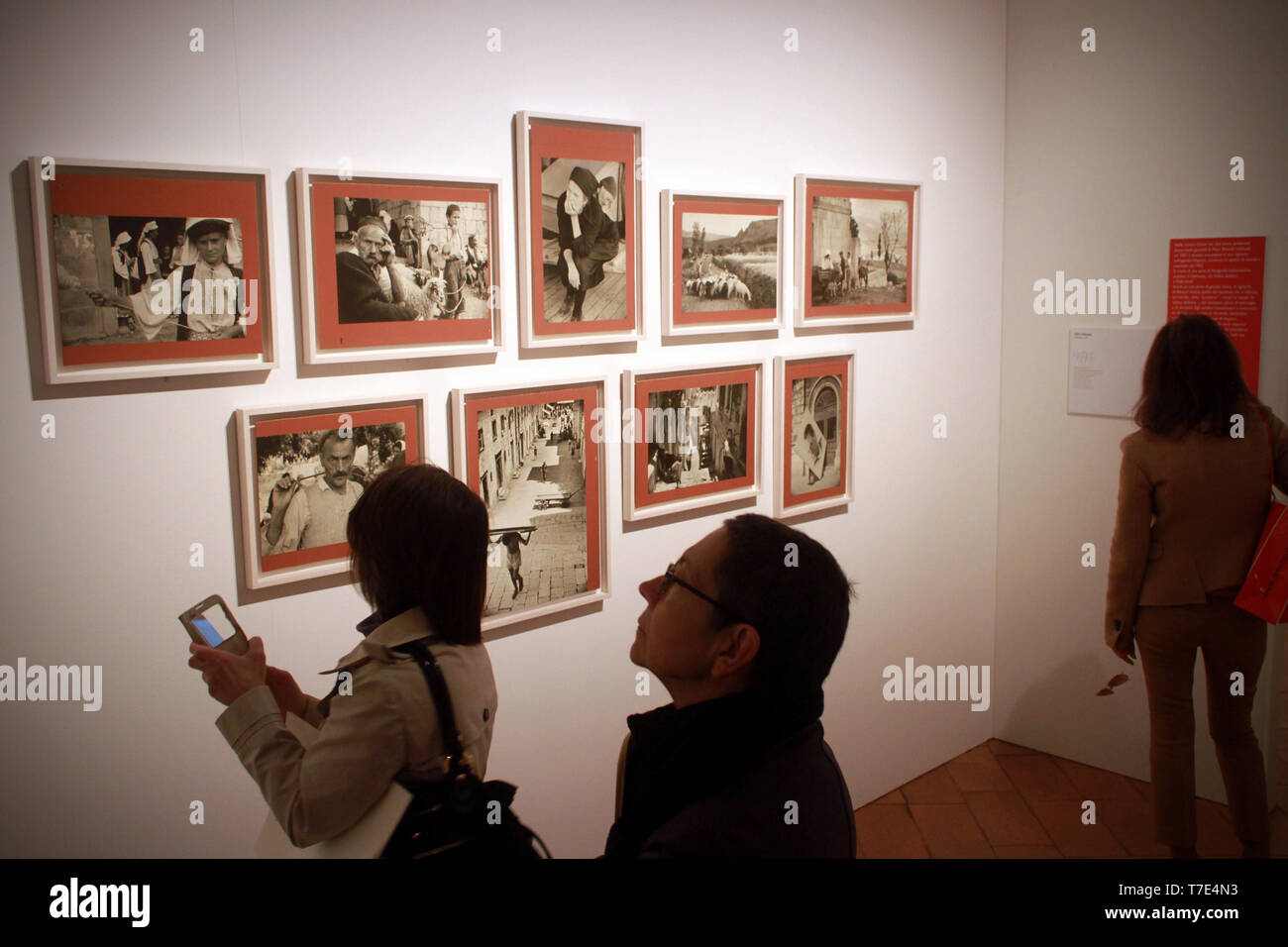 Diözesanmuseum, PRÄSENTATION DES MAGNUM ERSTE 'FOTOAUSSTELLUNG, DIE ERSTE AUSSTELLUNG DER MAGNUM HISTORISCHE AGENTUR. Die ÜBERPRÜFUNG WIRD DIE GESAMTE ERSTE AUSSTELLUNG WERDEN DER GRUPPE DER AUTOREN, DIE ZU DER AGENTUR ZWISCHEN 1955 UND 1956. Alle Werke wurden FINDED WIEDER IN IHRE FÄLLE IN EINER WEINKELLEREI IN INNSBRUCK FÜNF JAHRE NACH 2006 (Alberto Cattaneo/Fotogramma, Mailand - 2019-05-07) p.s. La foto e 'utilizzabile nel rispetto del contesto in Cui e' Stata scattata, e senza intento diffamatorio del decoro delle Persone rappresentate Stockfoto