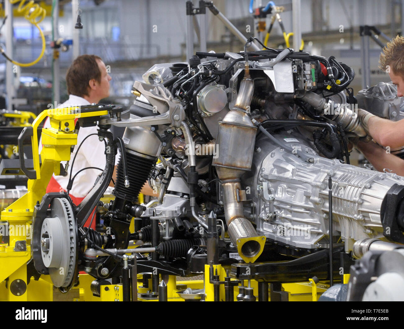 Eingereicht - 13. Januar 2009, Sachsen, Leipzig: Monteure bereiten einen Dieselmotor für den Einbau in die 'Cayenne' im Porsche Werk Leipzig. Der Sportwagenhersteller Porsche wird durch die Staatsanwaltschaft Stuttgart verurteilt. Die VW-Tochter zahlt 535 Mio. ·. Am 7. Mai 2019, die Staatsanwaltschaft in Stuttgart kündigte an, dass der Grund dafür war die Verletzung der Aufsichtspflicht in der Entwicklung in Bezug auf die Emissionen von Kraftfahrzeugen seit 2009. Foto: Peter Endig/dpa-Zentralbild/dpa Stockfoto