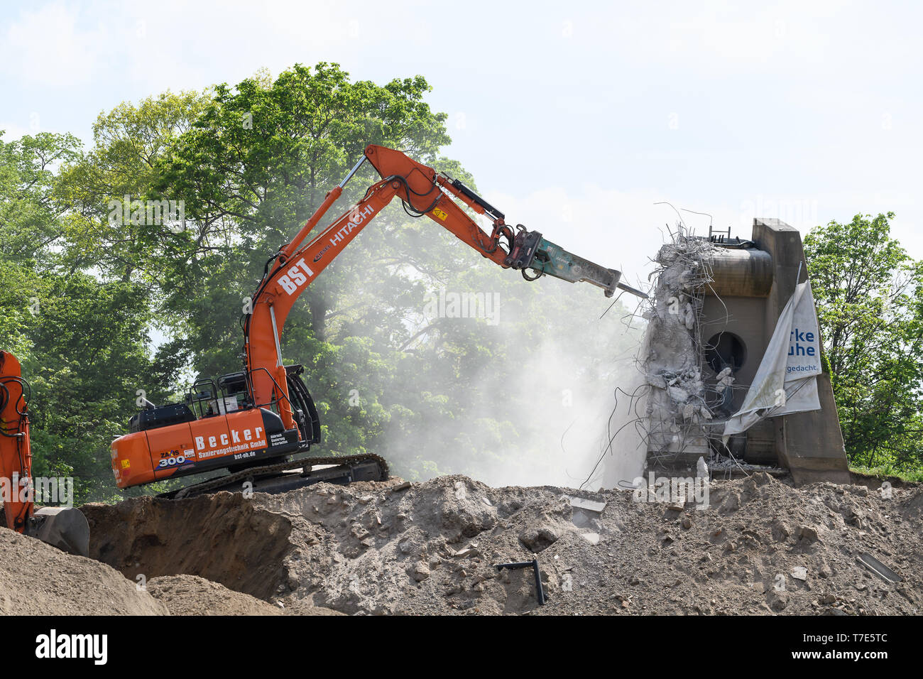 Die Bauarbeiten für den vorletzten alte Flutlicht Mastfuß, der Stiftung wird entfernt. GES/fussball/3. Liga: Karlsruher SC - Baustelle Wildpark, 07.05.2019 - | Verwendung weltweit Stockfoto