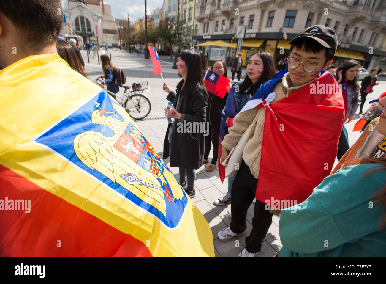 Pardubice, Tschechische Republik. 07 Mai, 2019. Ausländische Studierende in Pardubice März während der sogenannten Flag Parade zum 15. Jahrestag der Pardubice Erasmus Student Network (ESN) feiern und die ERASMUS-Studierenden zu unterstützen, am 7. Mai 2019, in Pardubice, Tschechische Republik. Credit: Josef Vostarek/CTK Photo/Alamy leben Nachrichten Stockfoto