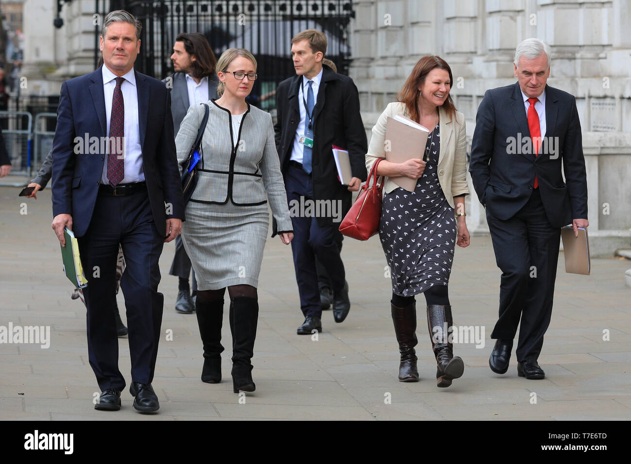 London, Großbritannien. 07 Mai, 2019. Die Labour Party Brexit Verhandlungsteam auf ihrem Weg in das Cabinet Office in Westminster an diesem Nachmittag. Nach rechts: Sir Keir Starmer, QC, MP, Schatten Staatssekretär für die Europäische Union zu verlassen, Shadow Business Secretary Rebecca Long-Bailey, MP, Schatten Umwelt Sekretärin Sue Hayman, MP, und John McDonnell, MP, Schatzkanzler. Credit: Imageplotter/Alamy leben Nachrichten Stockfoto