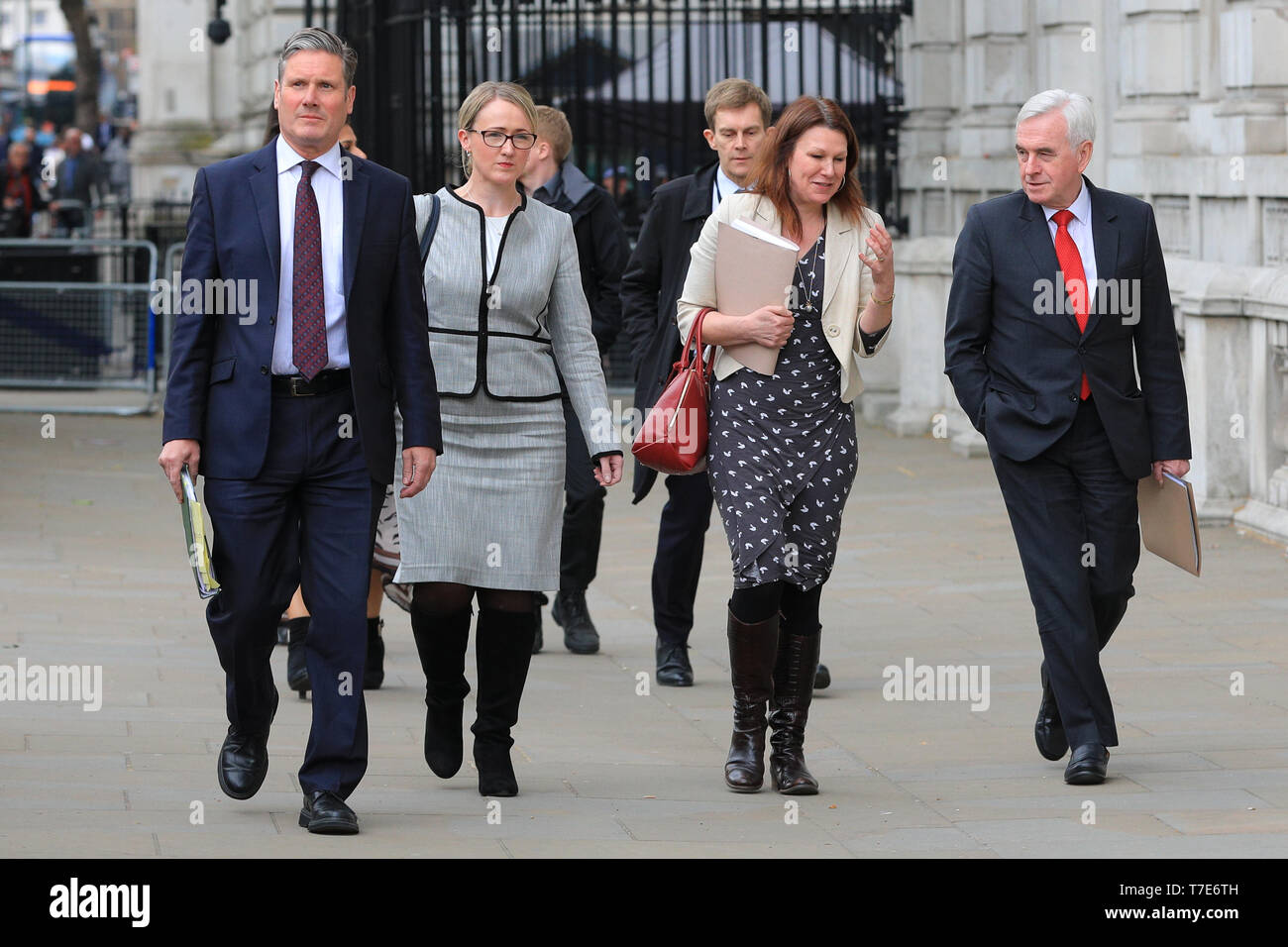 London, Großbritannien. 07 Mai, 2019. Die Labour Party Brexit Verhandlungsteam auf ihrem Weg in das Cabinet Office in Westminster an diesem Nachmittag. Nach rechts: Sir Keir Starmer, QC, MP, Schatten Staatssekretär für die Europäische Union zu verlassen, Shadow Business Secretary Rebecca Long-Bailey, MP, Schatten Umwelt Sekretärin Sue Hayman, MP, und John McDonnell, MP, Schatzkanzler. Credit: Imageplotter/Alamy leben Nachrichten Stockfoto