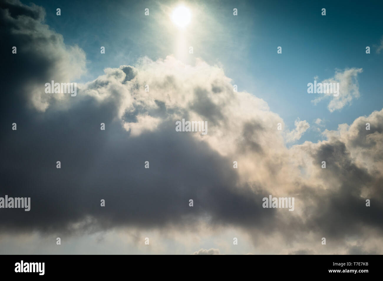 Blauer Himmel Himmel, saubere Wetter Zeitraffer blau schöne Himmel. Wolken und Himmel Zeitraffer, weißen Wolken, Himmel, Flug über Wolken, loop-fähig, cloudscape Stockfoto