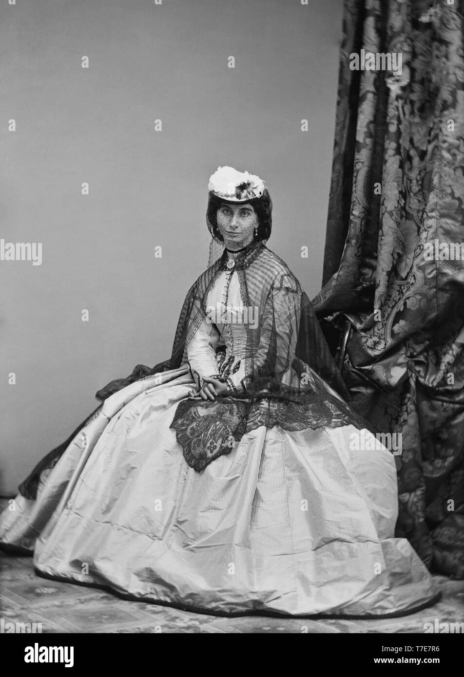 Miss Chapman, sitzt Porträt der Frau in langen Kleid mit Umhang und Schleier, Fotografie von Mathew Brady, Brady-Handy Sammlung, 1850 Stockfoto
