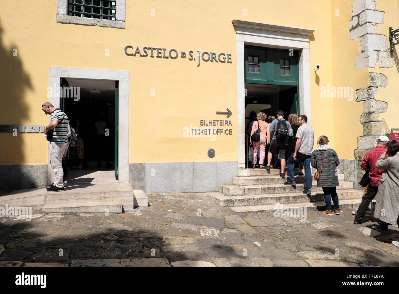 Linie der Touristen Warteschlange Warteschlange außerhalb Eingang zum Castelo de Sao Jorge Tickets in Lissabon Portugal Europa EU-KATHY DEWITT kaufen Stockfoto