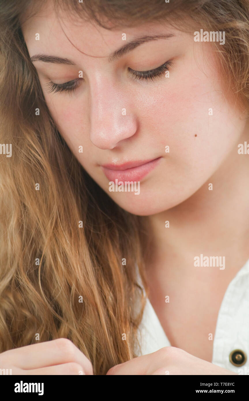 Porträt der jungen Frau spielt mit ihren Haaren. Ansicht schließen. Stockfoto