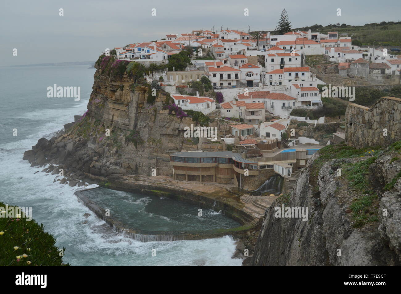 Blick auf die Häuser perfekt auf einer Klippe und mit einem natürlichen Pool auf Ihren Hintergrund in Colares. Natur, Architektur, Geschichte. April 14, 2014 Stockfoto