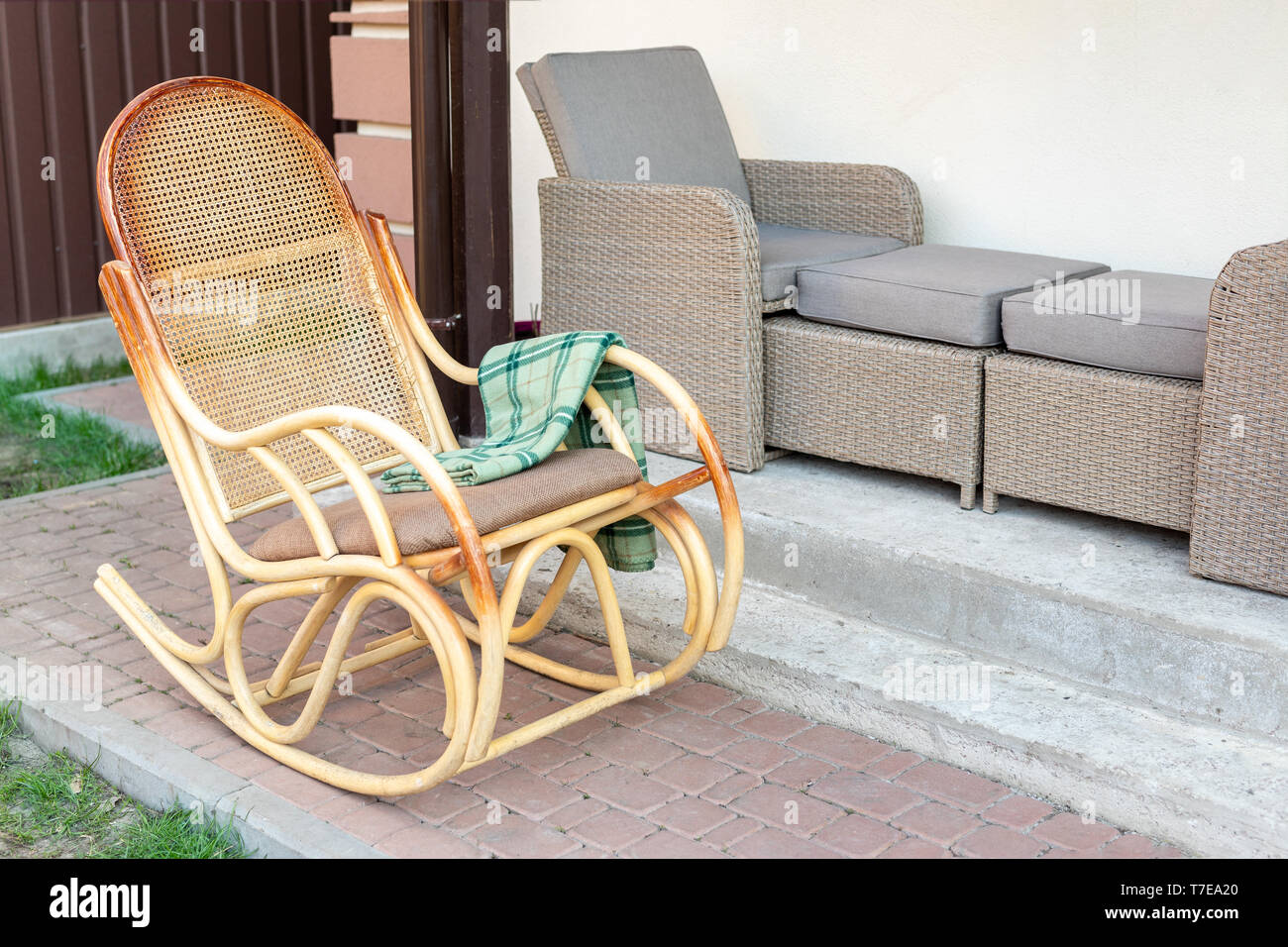 Leere Holz rattan Schaukelstuhl mit grünen Flanell plaid am Haus Terrasse  Garten im Freien. Friedlichen Lebensstil home Exterieur Stockfotografie -  Alamy