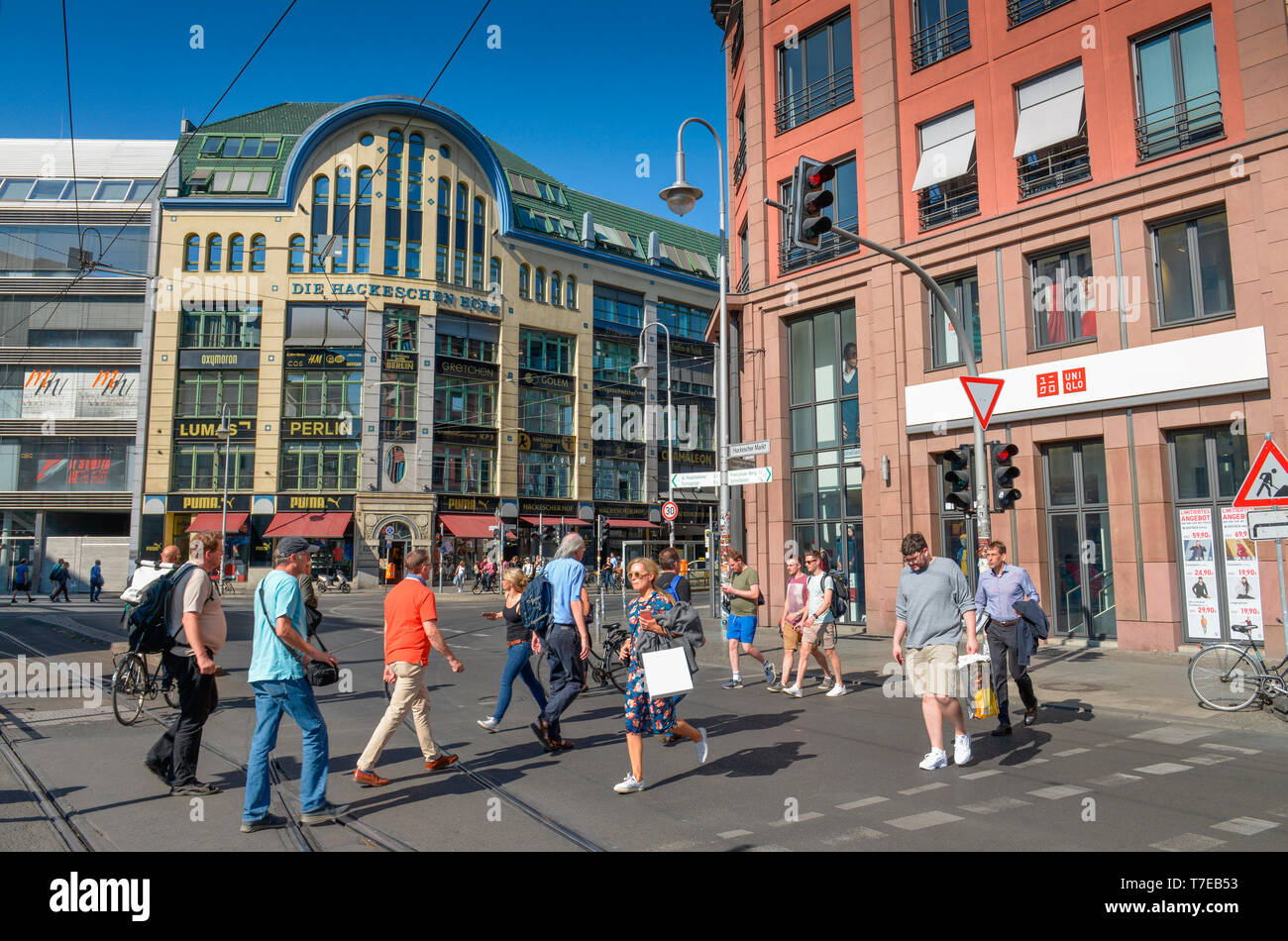 Fussgaenger, Hackescher Markt, Mitte, Berlin, Deutschland Stockfoto