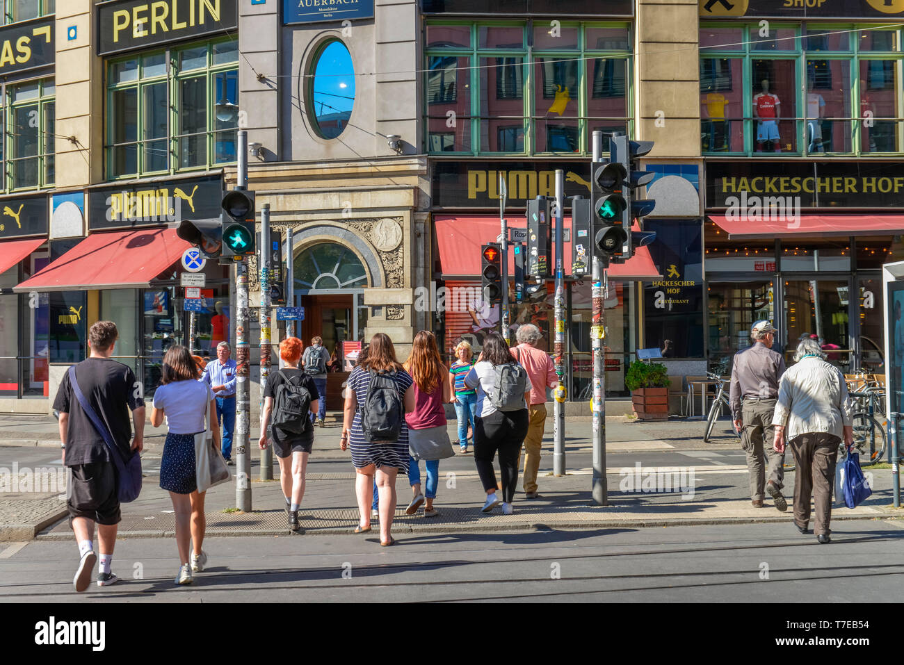 Fussgaenger, Hackescher Markt, Mitte, Berlin, Deutschland Stockfoto