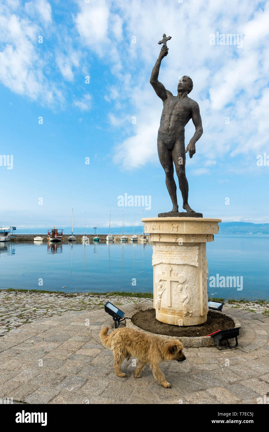 Epiphanie Denkmal, Bronze Statue der Mann hält in seiner rechten Hand, Marina von Ohrid, Mazedonien Stockfoto