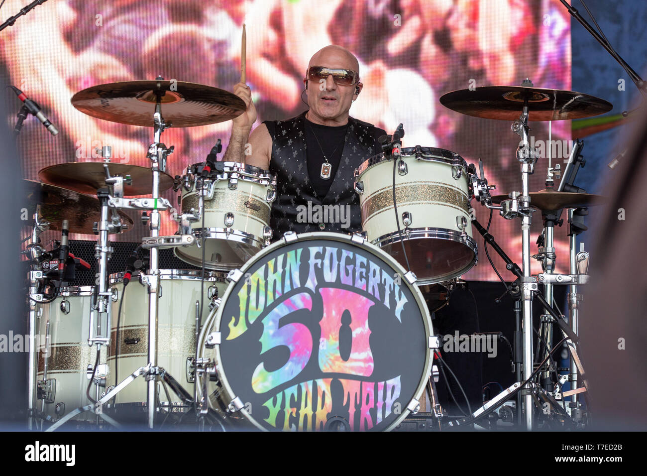 Mai 5, 2019 - New Orleans, Louisiana, USA - KENNY ARONOFF führt mit John Fogerty während des 50-jährigen Jubiläums von New Orleans Jazz und Heritage Festival in New Orleans, Louisiana (Credit Bild: © Daniel DeSlover/ZUMA Draht) Stockfoto