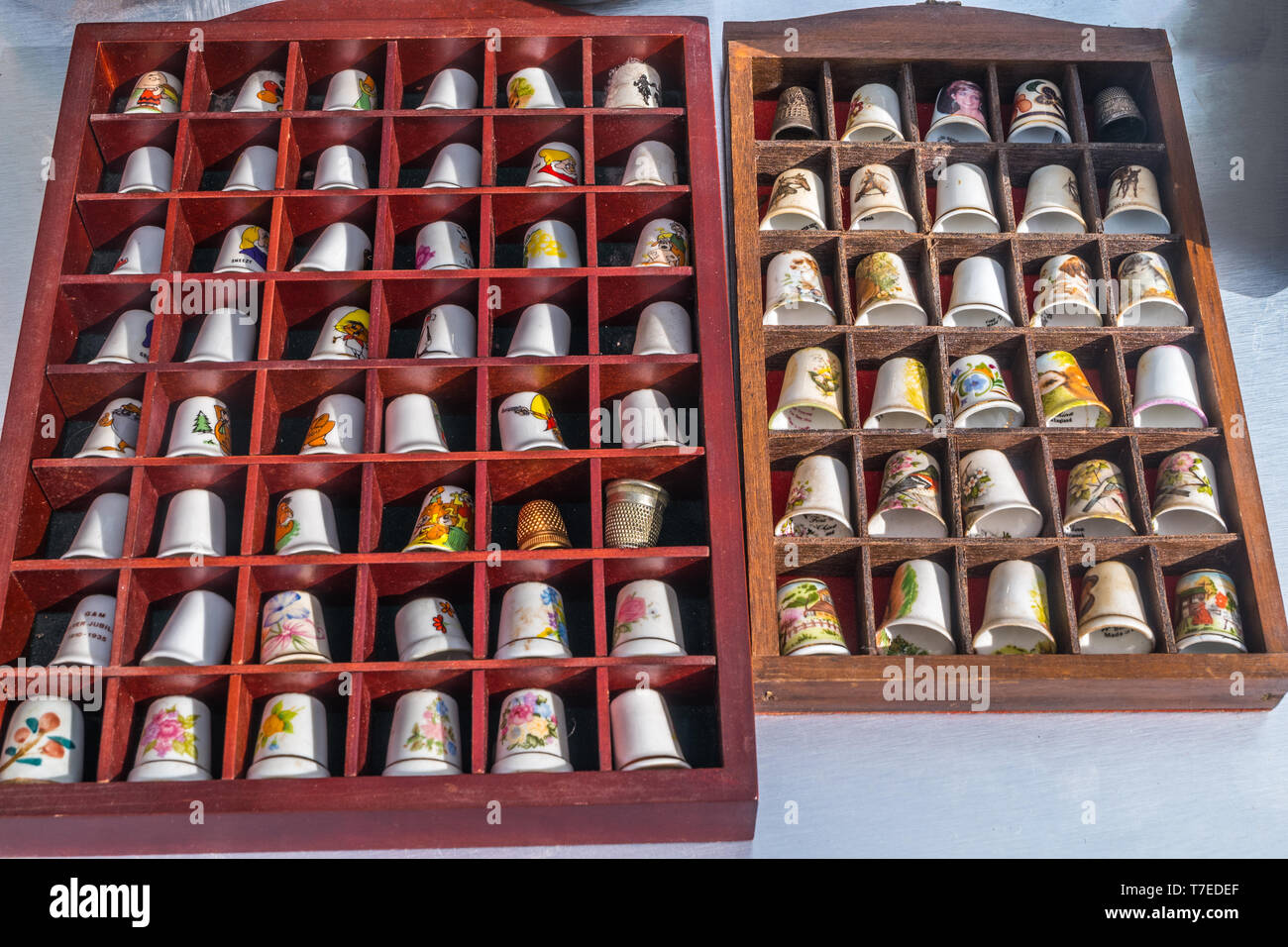 Antike Fingerschutz Sammlung einstellbare Finger Tips für das Zusammenfügen. Stockfoto