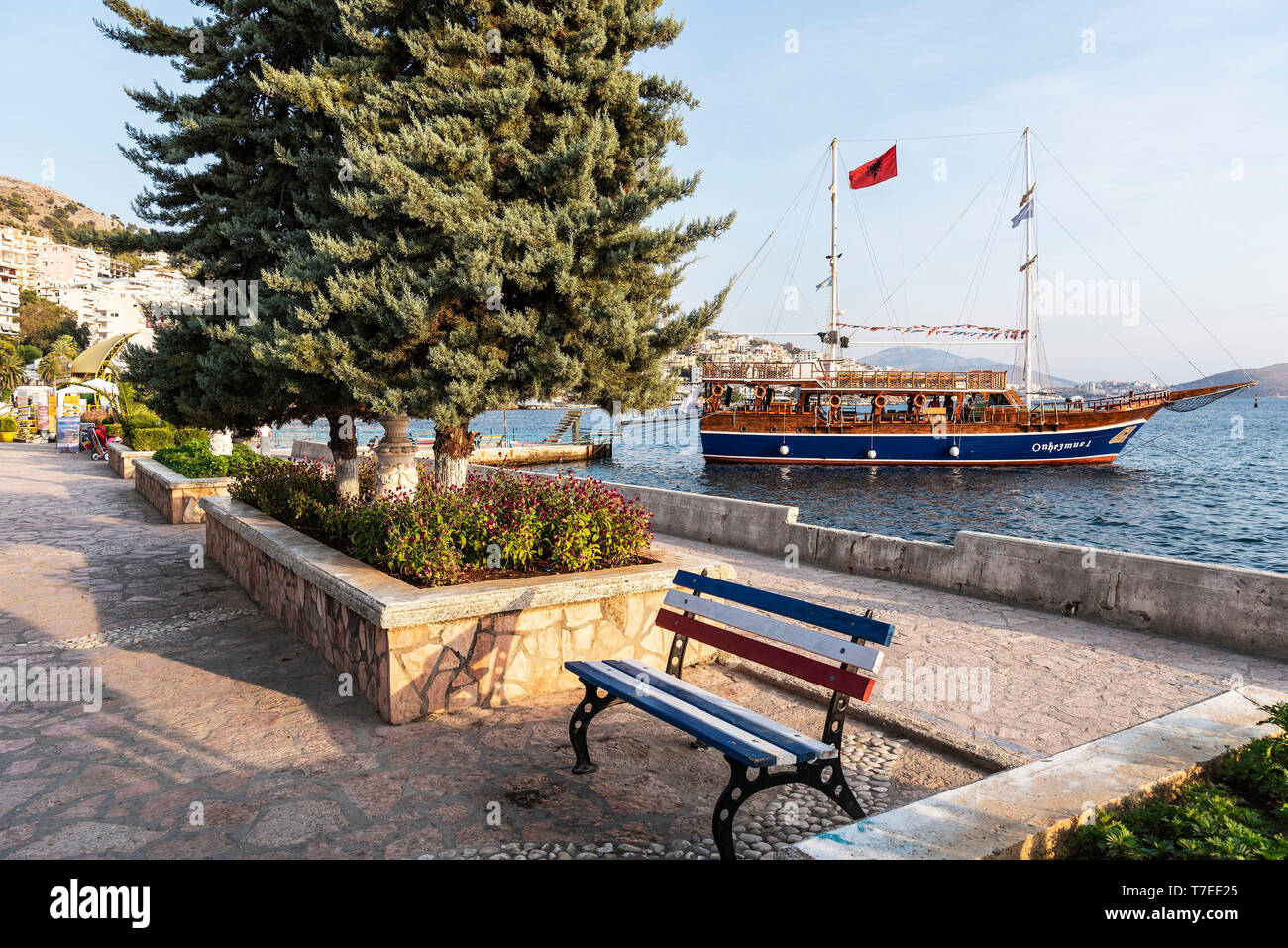 Parkbank, Promenade, Ausflug Schiff, Saranda, Ionisches Meer, Albanien Stockfoto