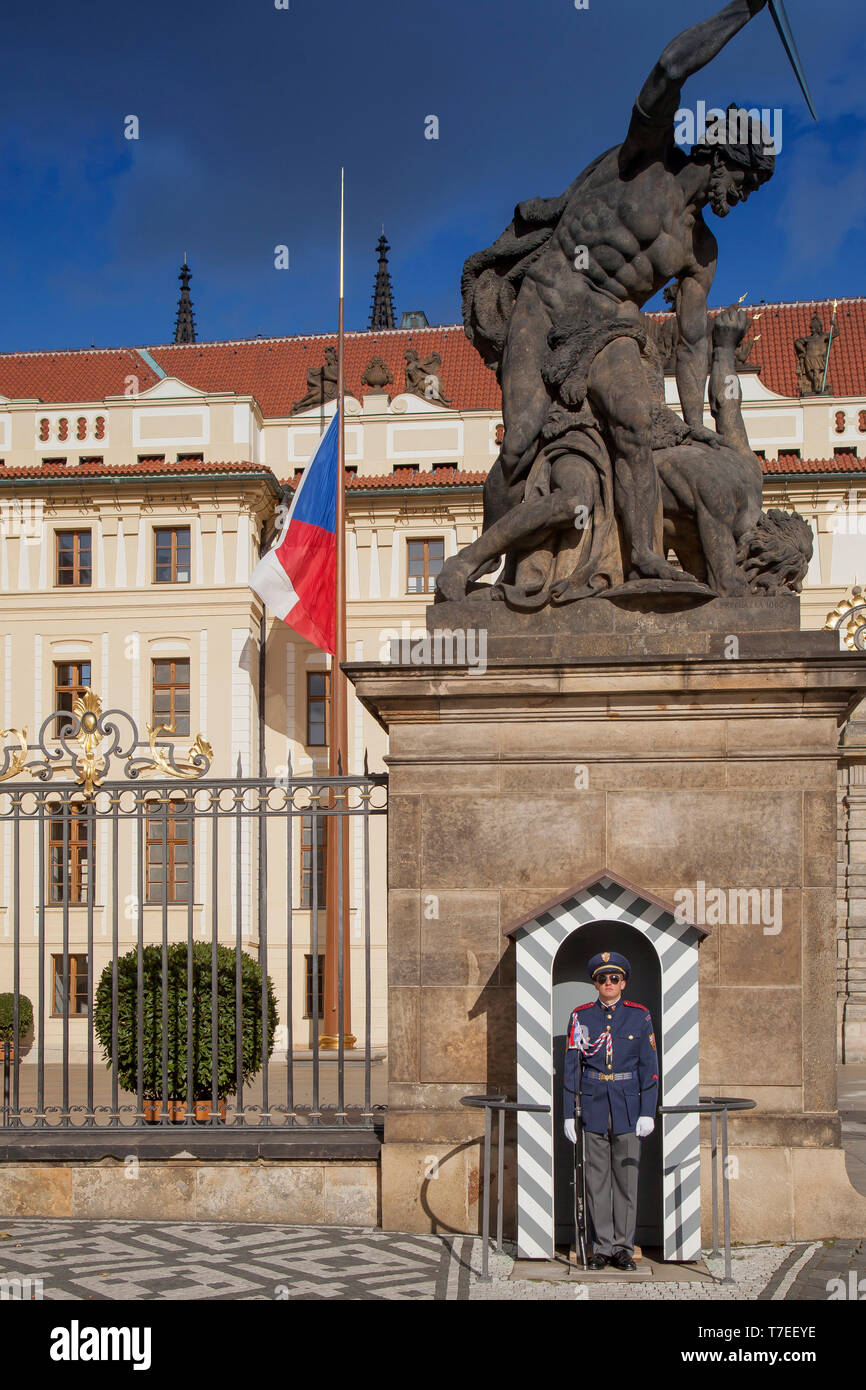 Palace Guard, Prager Burg, dem Hradschin, Prag, Böhmen, Tschechien, Europa Stockfoto