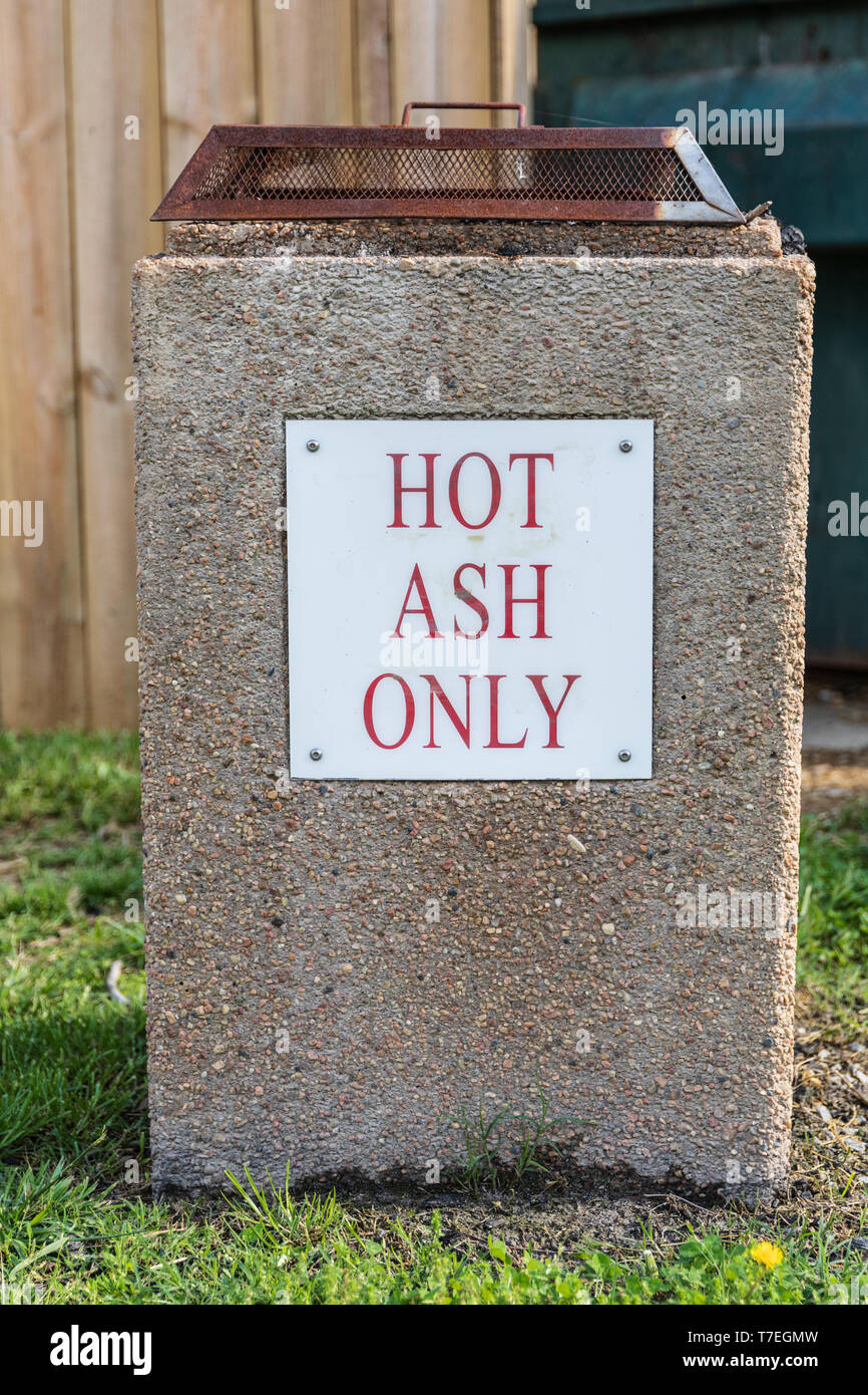 Kalkstein, TN, USA -4/26/19: Eine heiße Asche Behälter für die Entsorgung von Lagerfeuer Asche in einen Campingplatz. Stockfoto