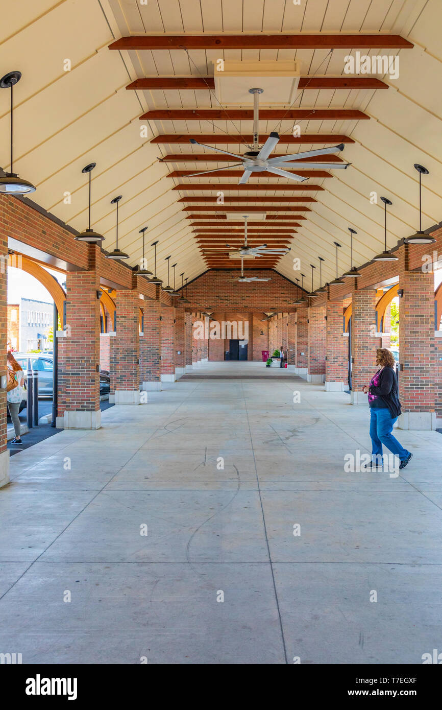 JOHNSON CITY, TN, USA -4/27/19: Der bauernmarkt Gebäude in der Innenstadt. Stockfoto