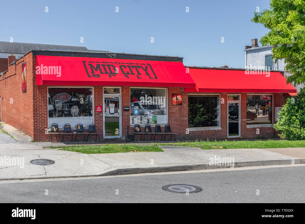 JOHNSON CITY, TN, USA -4/27/19: Mitte der City Grill, ein Restaurant in der Innenstadt mit einem hellen roten Markise. Stockfoto